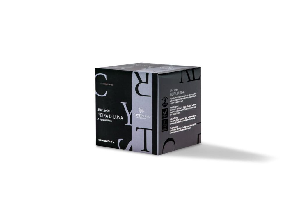 Schwarze Teebox mit silberner Schrift und einem Fenster, das den Inhalt zeigt. Enthält Bio-Kräutertee.