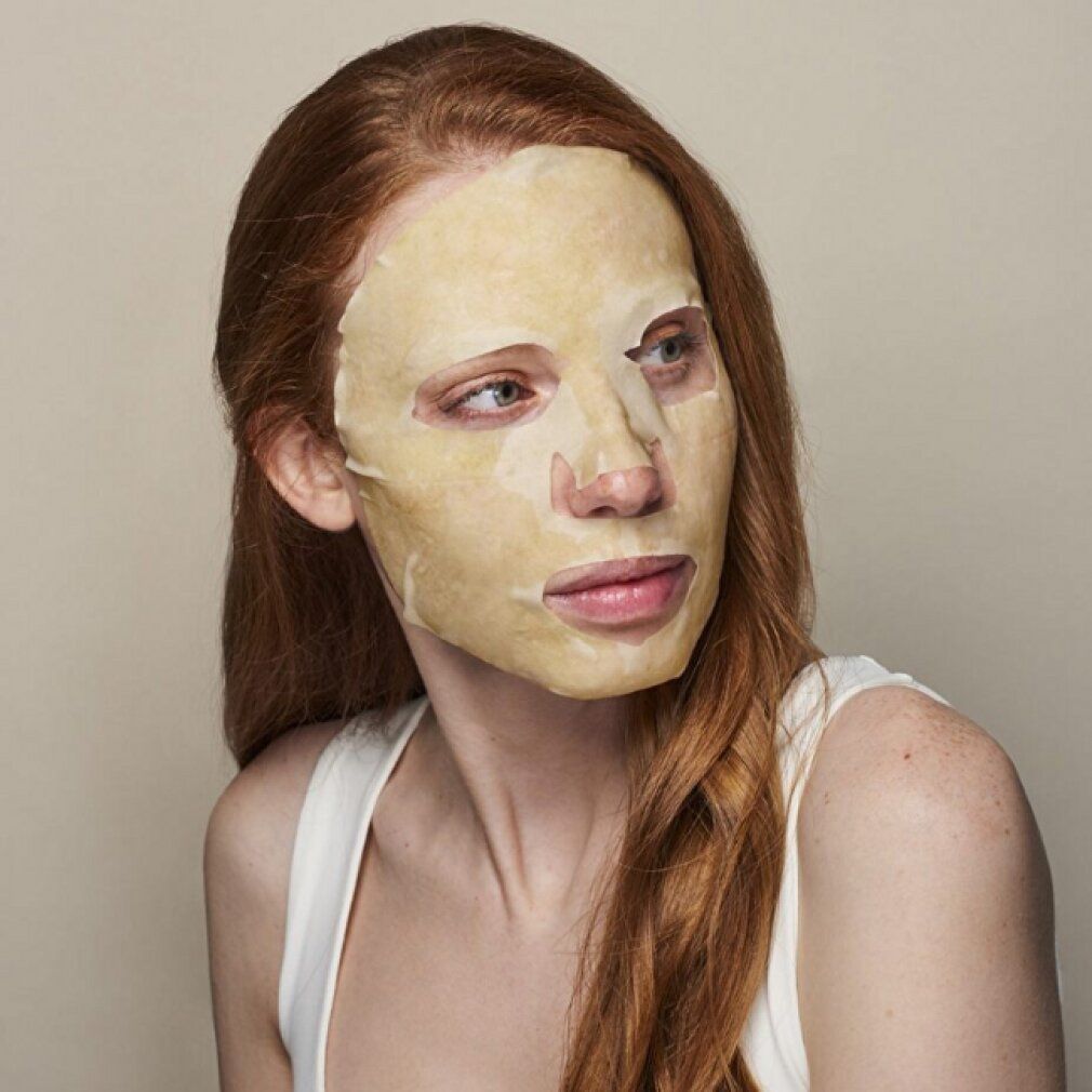 Frau mit aufhellender und feuchtigkeitsspendender Gesichtsmaske von Iroha Nature.