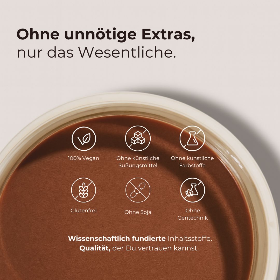 Nahaufnahme von TWONATURALS VEGAN PROTEIN+ in einem Behälter. 100% vegan, ohne künstliche Süßstoffe, Farbstoffe, Gluten, Soja, Gentechnik.