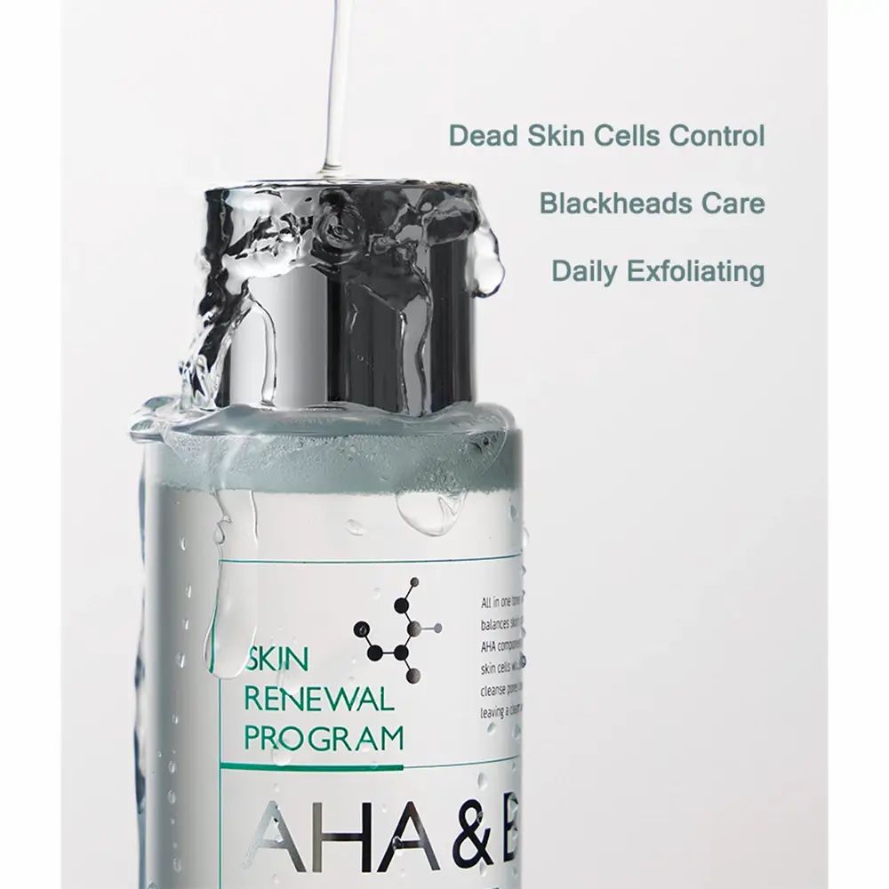 Nahaufnahme des Flaschenhalses. Beschriftung: AHA & BHA Daily Clean Toner. Text: Dead Skin Cells Control, Blackheads Care, Daily Exfoliating.