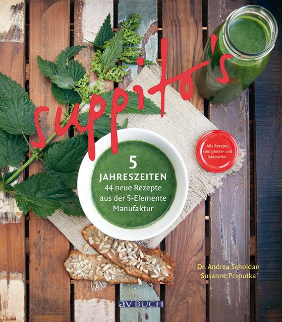Buchcover mit Titel "5 Jahreszeiten". Enthält 44 Rezepte, gluten- und laktosefrei. Auf Holzuntergrund mit Zutaten und Glas.