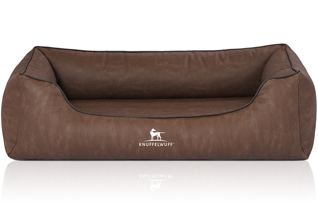 Braunes Hundebett mit schwarzer Umrandung. Logo: Knuffelwuff. Rechteckige Form mit erhöhten Seiten. Kunstleder-Optik.