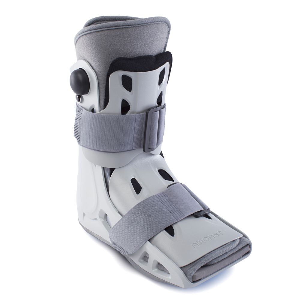 AIRCAST Airselect Short Walker: weiße Kunststoff-Orthese mit grauen Polstern und Klettverschlüssen.