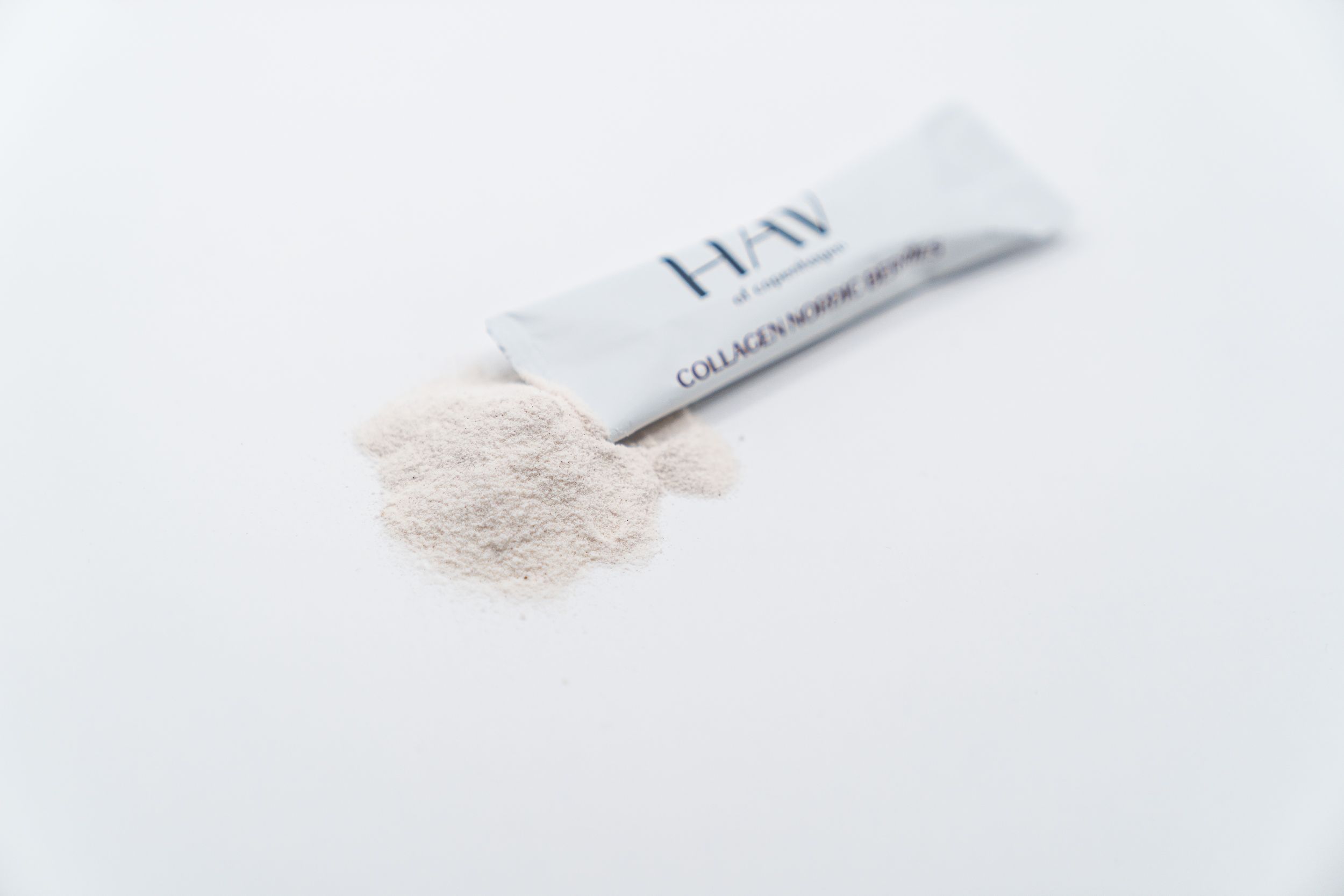 Ein Stick und Pulver auf weißem Hintergrund. Auf dem Stick steht: HAV of Copenhagen, Collagen Nordic Berries.