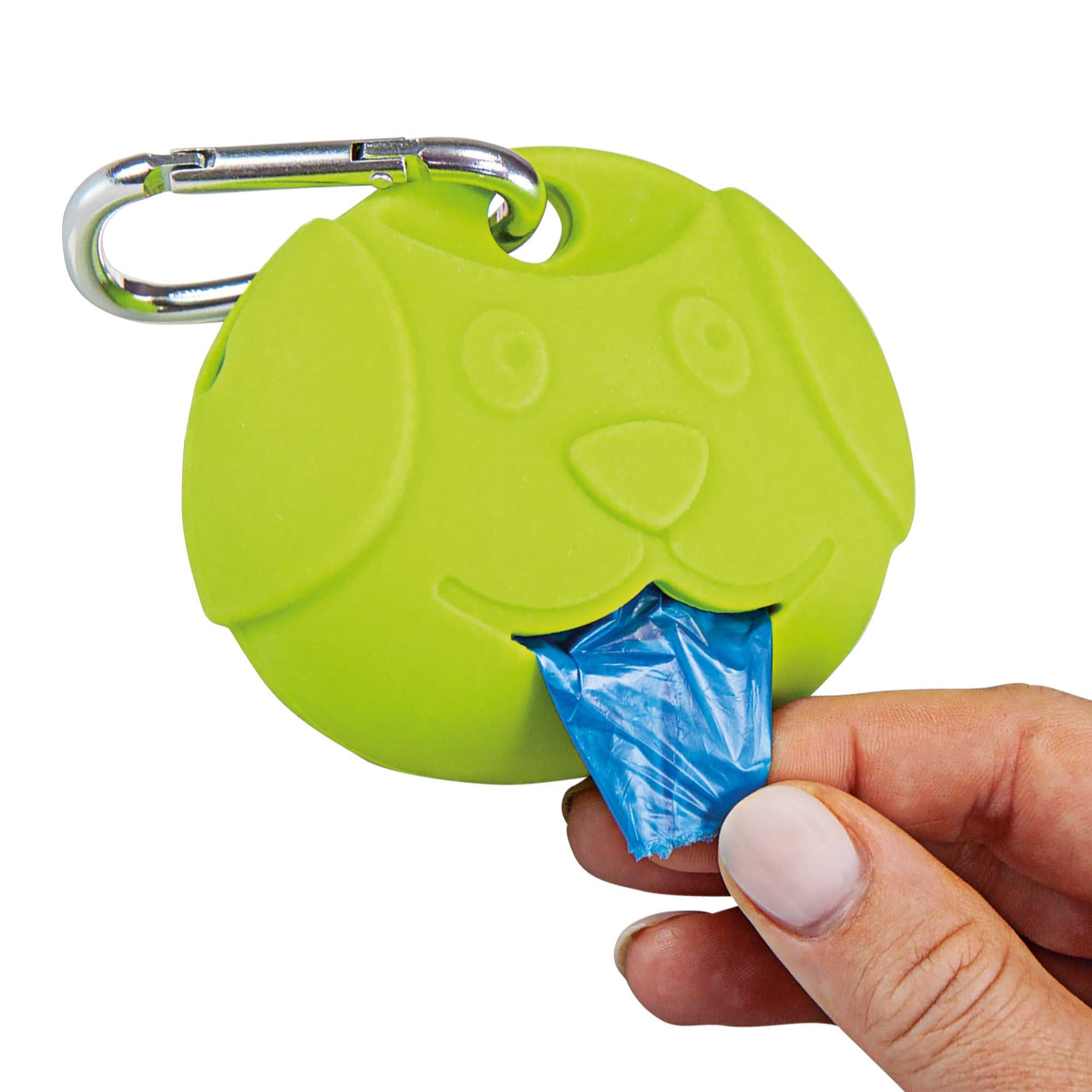 Grüner Kotbeutelspender in Hundeform mit Karabinerhaken. Blaue Beutel ragen heraus. Hand hält Beutel.