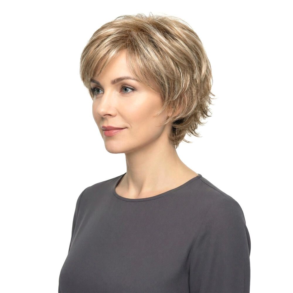 Kurzhaarperücke mit blonden Strähnen. Seitenansicht einer Frau mit Perücke und grauem Oberteil.