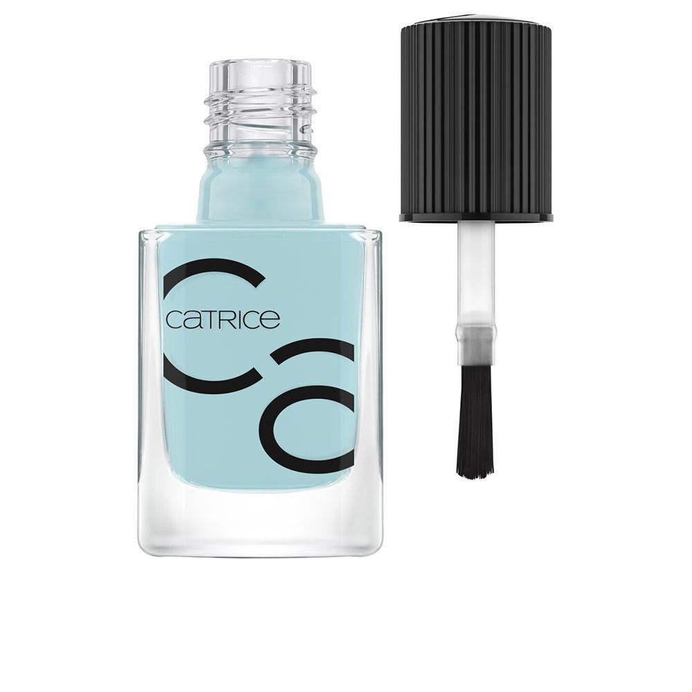 Hellblauer Nagellack in einer quadratischen Glasflasche. Schwarzer Deckel mit Pinsel. Marke: Catrice.
