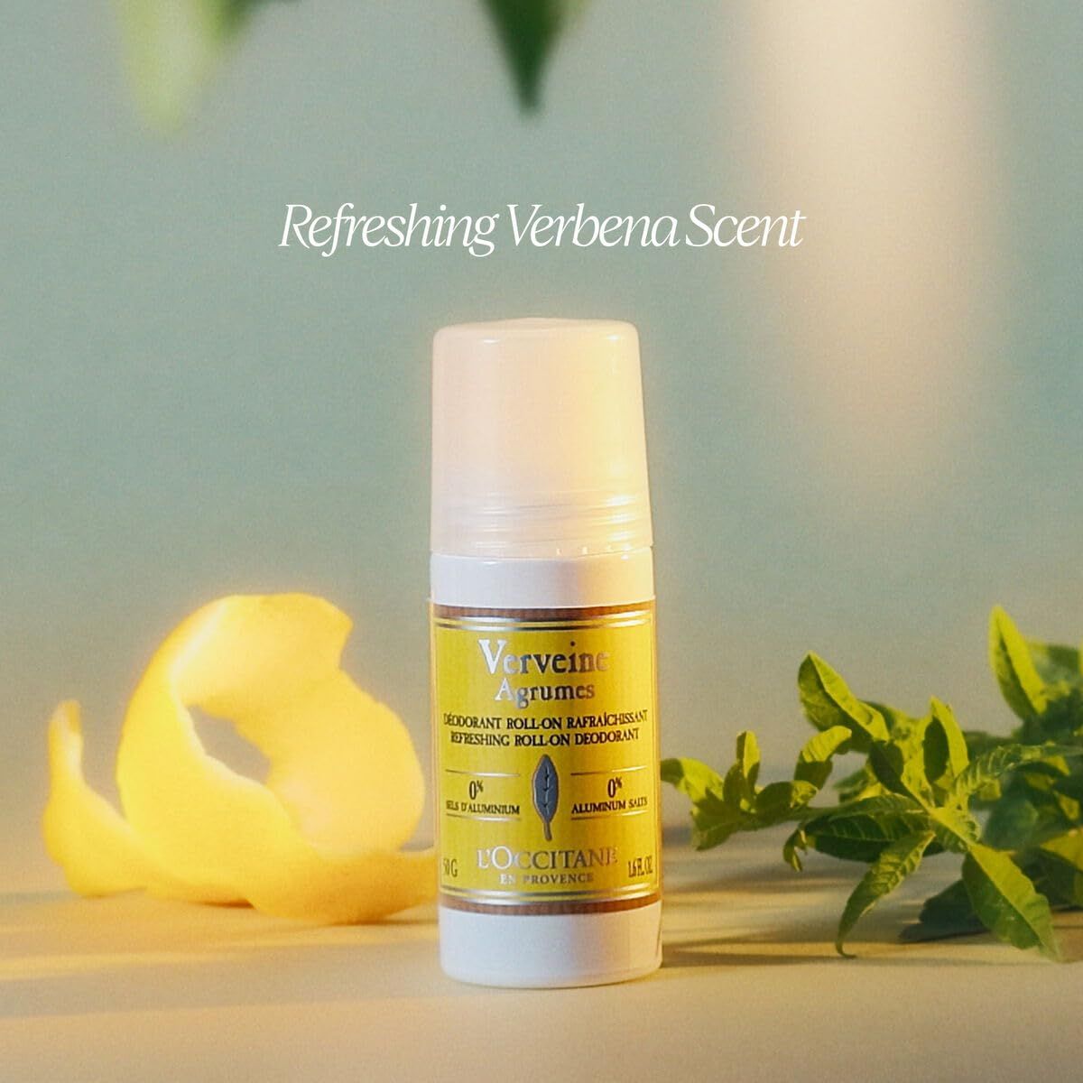 Roll-on-Deodorant mit weißem Deckel. Gelbes Etikett mit Text: "Verveine Agrumes", "L'Occitane". Text: "Refreshing Verbena Scent".