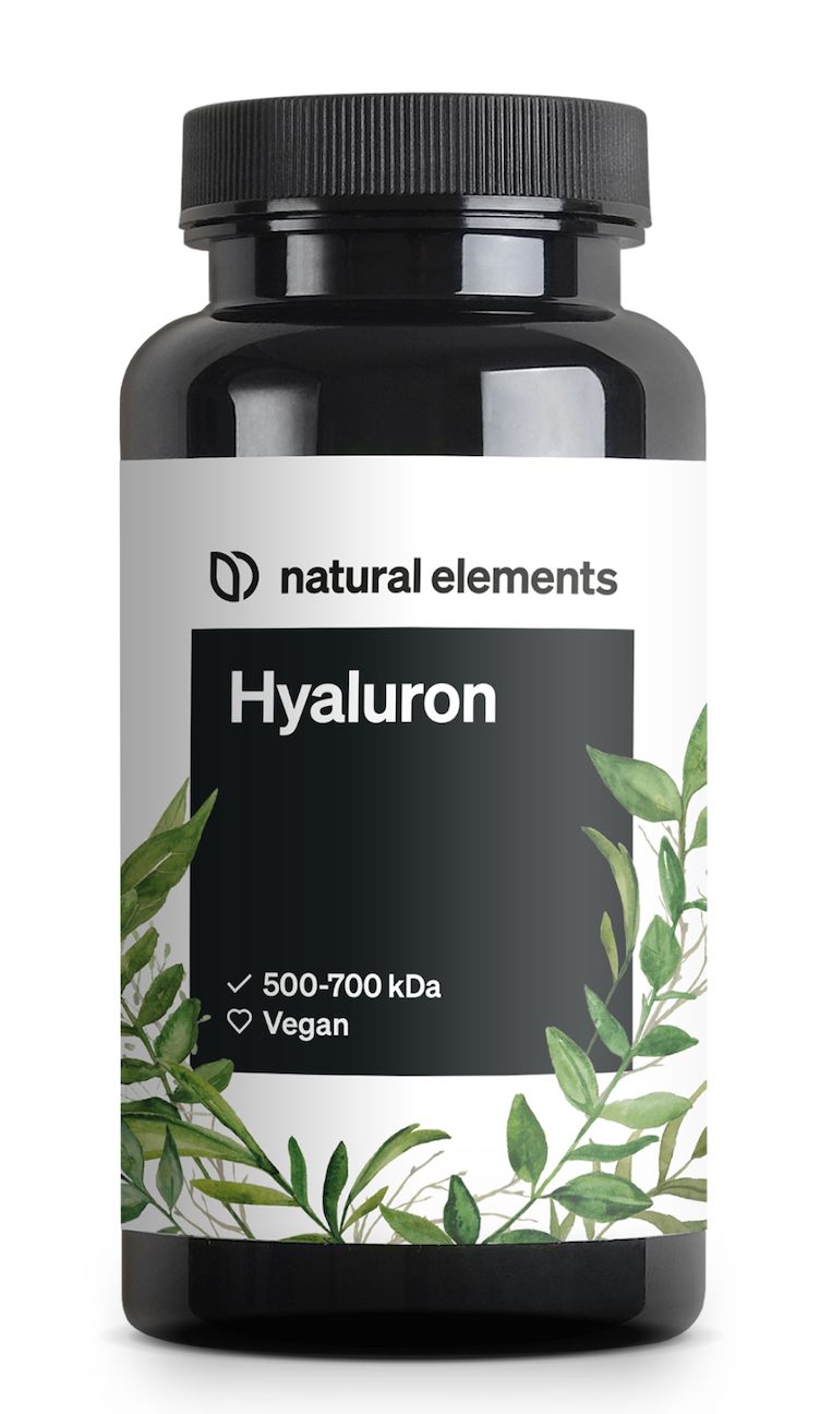 Schwarze Flasche mit weißem Etikett. Aufschrift: Hyaluron, natural elements. Enthält 500-700 kDa, Vegan. Grüne Blätter.