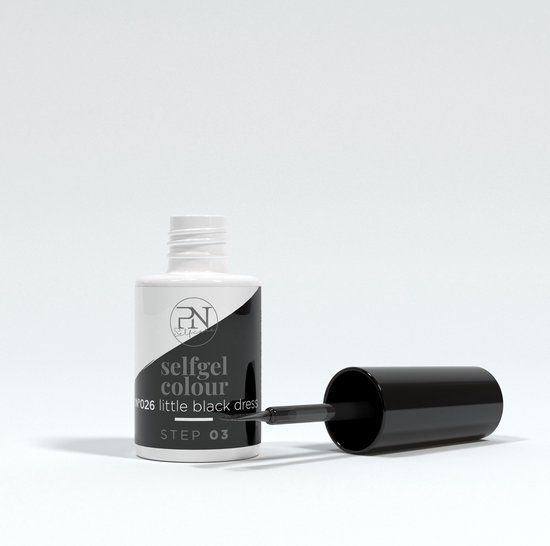 Flasche PN Selfgel Vernis Semi-Permanent, geöffnet. Pinsel sichtbar. Aufschrift: N26 Little Black Dress, Step 03.