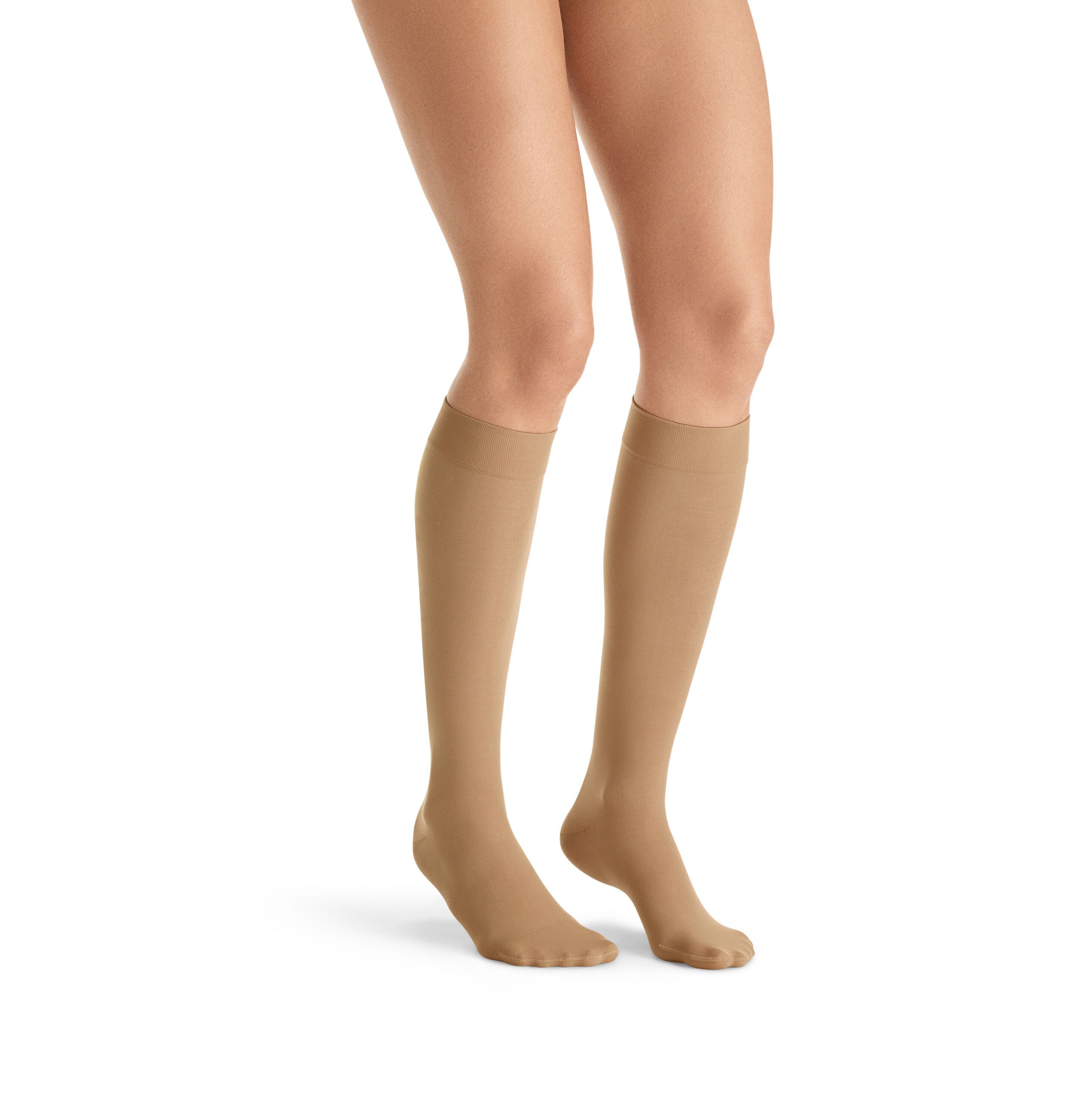 JOBST UltraSheer Kompressions-Kniestrümpfe in Beige. Beinansicht von vorne. Produkt auf weißem Hintergrund.