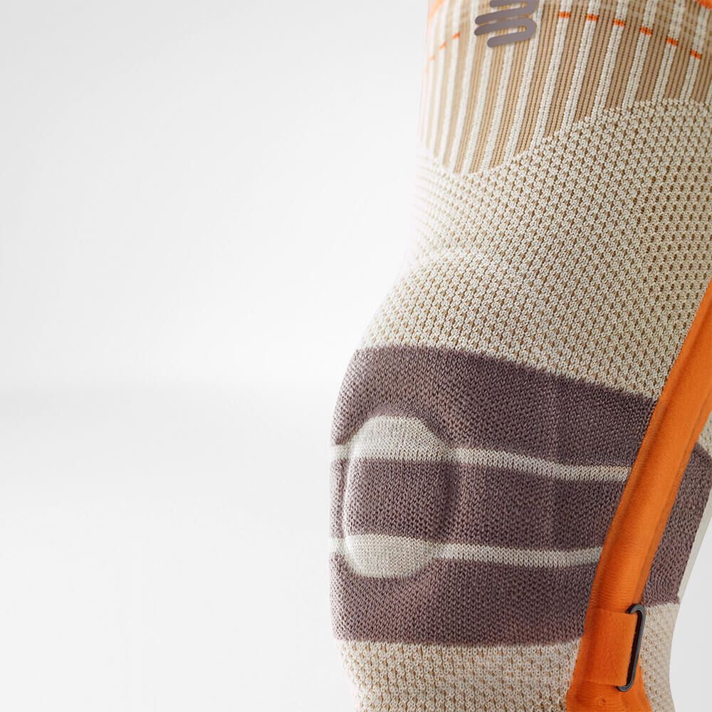 Detailansicht der Bauerfeind Kniebandage mit Pelotte und Stabilisierungsbügel.