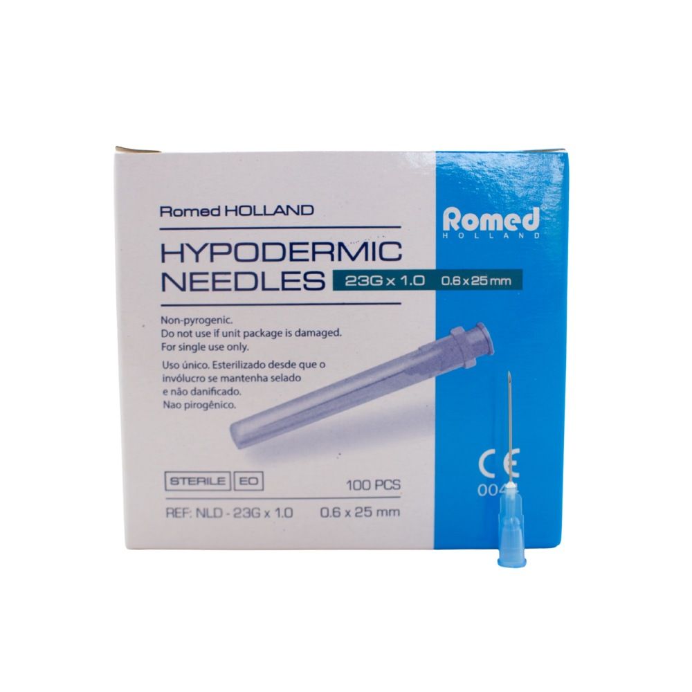 Schachtel mit Injektionskanülen. Aufschrift: Hypodermic Needles 23G x 1.0, steril. Nadel mit blauer Kappe. CE-Kennzeichnung.