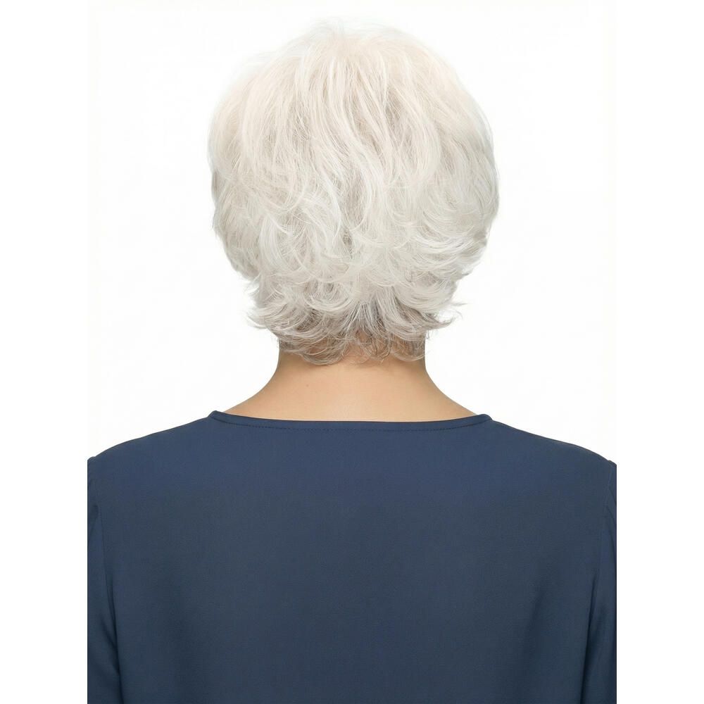 Kurzhaarperücke, grau-meliert, Rückansicht. Frau mit blauem Oberteil.