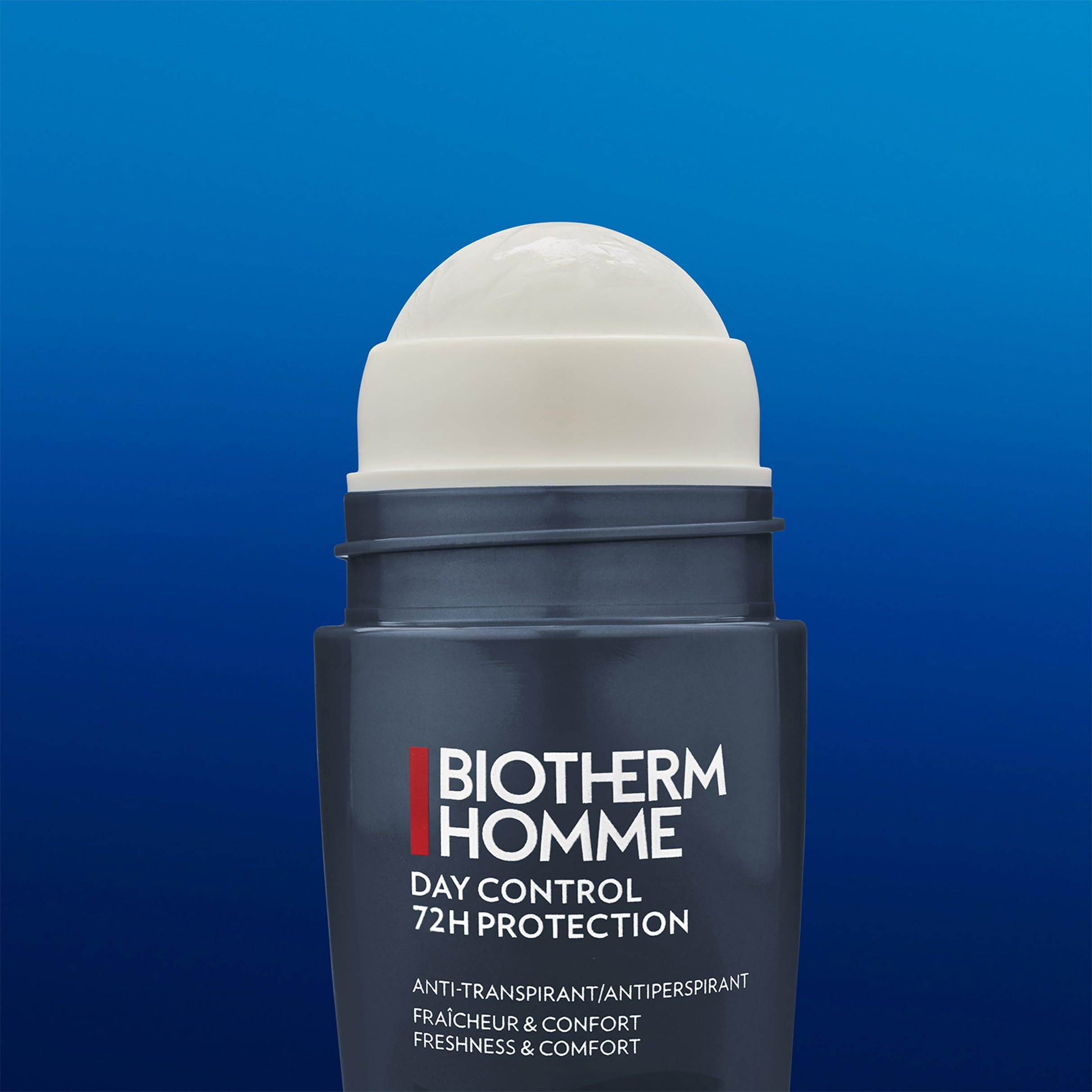 Nahaufnahme eines blauen Roll-On-Deodorants. Weißer Deckel. BIOTHERM HOMME, DAY CONTROL, 72H PROTECTION.