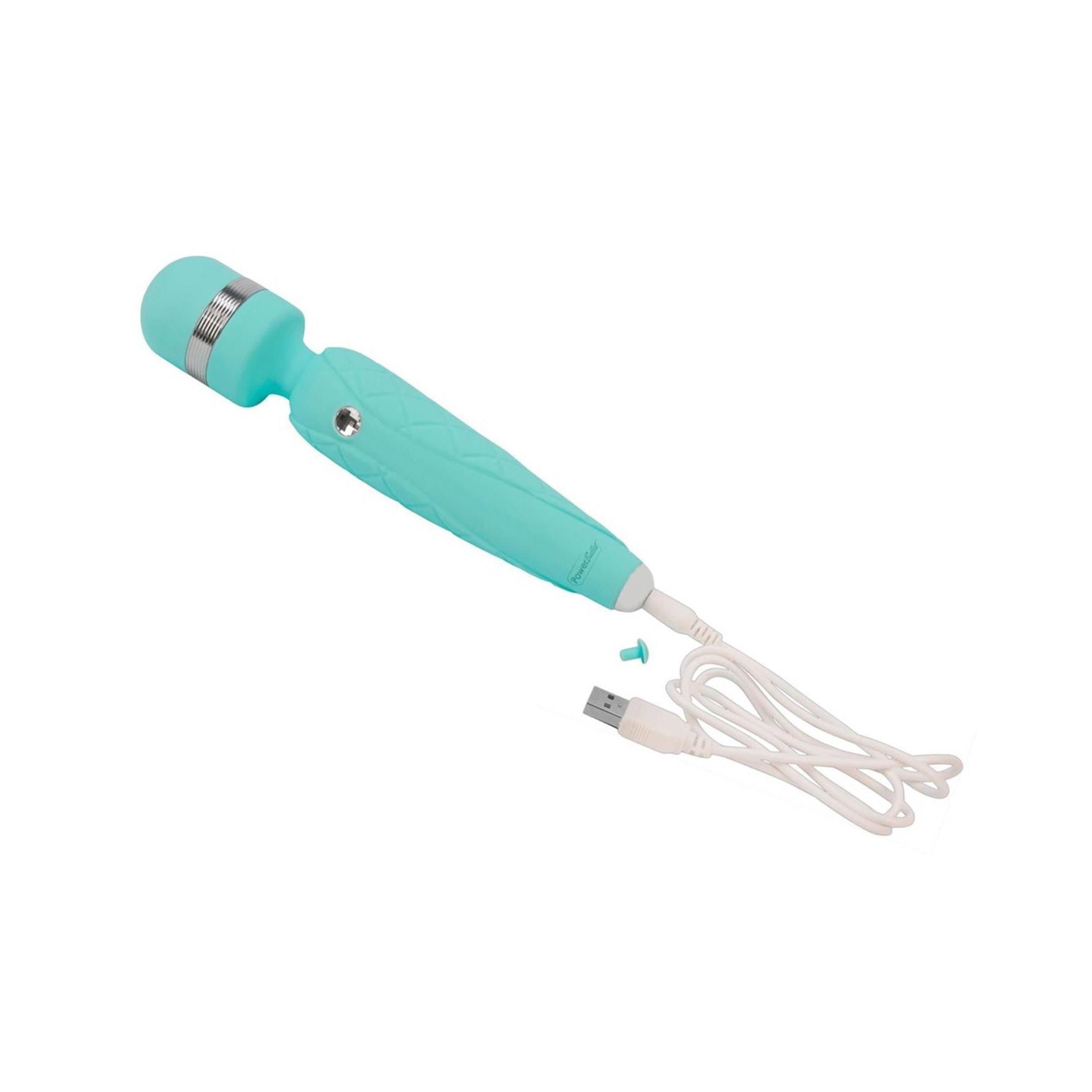 Türkisfarbener Massage-Vibrator mit USB-Kabel. Zylindrischer Kopf, länglicher Griff mit Muster und Knopf.