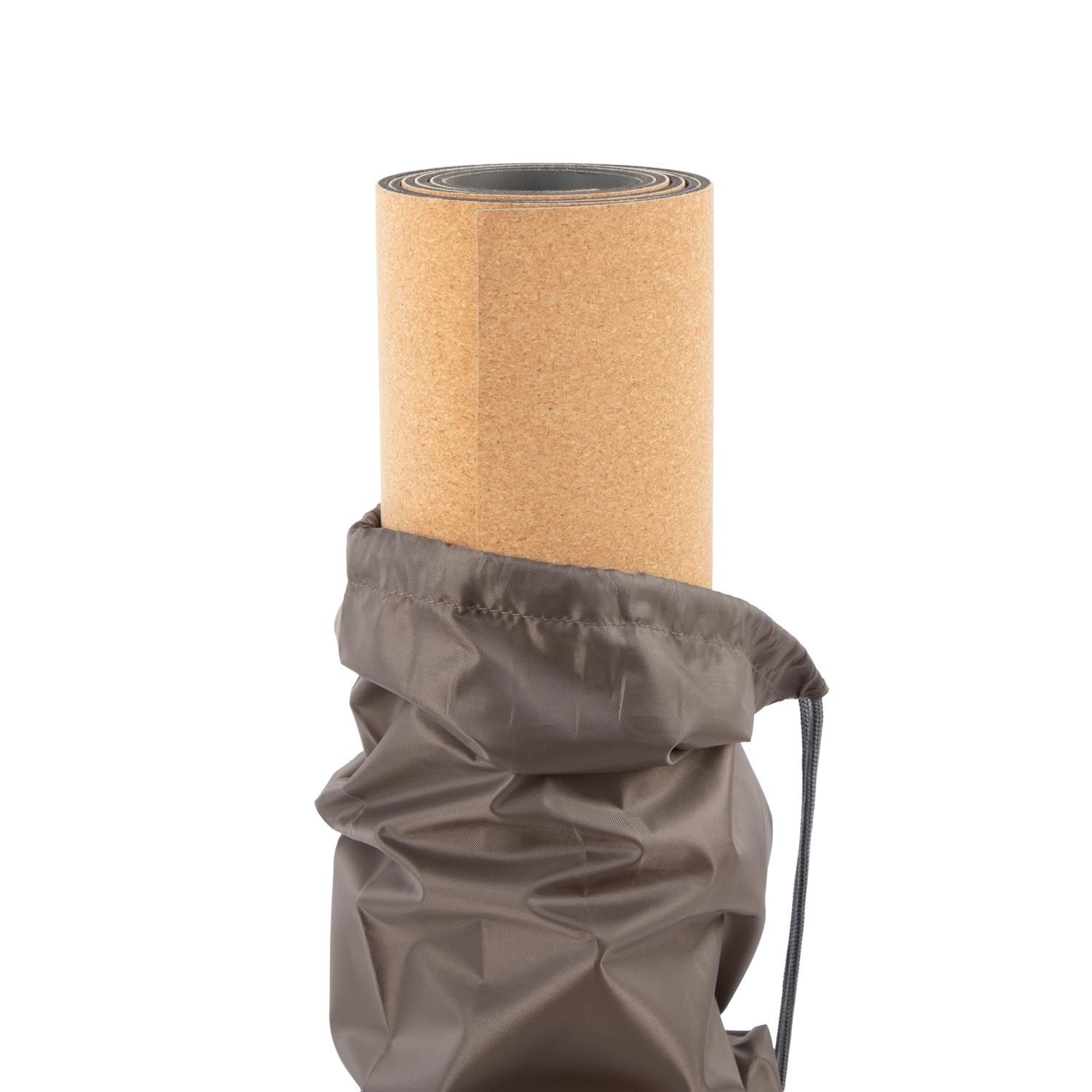 Braune Yogamatte in einer taupefarbenen Tasche. Die Tasche ist aus Polyester und hat einen Kordelzug.