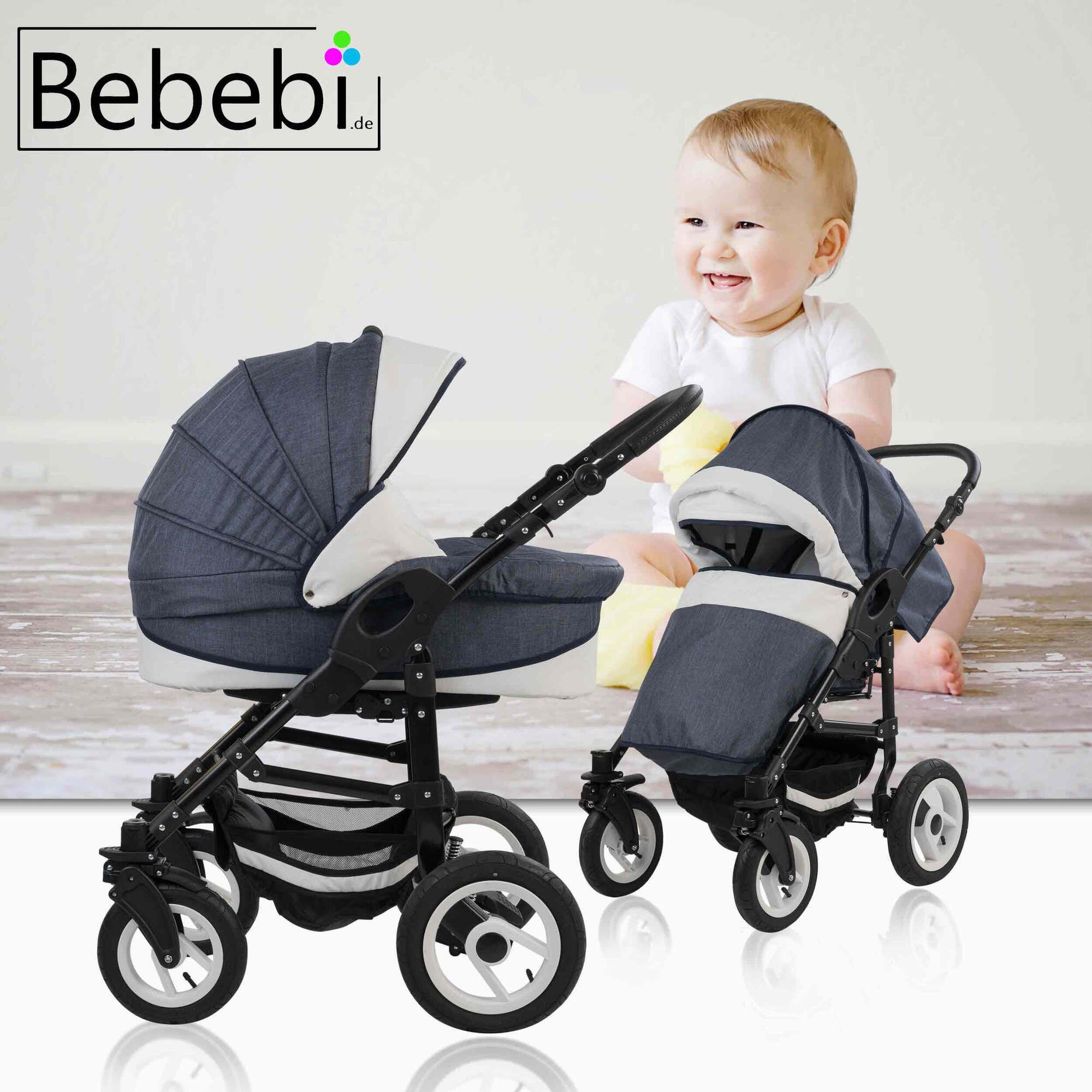 Kombikinderwagen, blau-weiß, mit Luftreifen. Logo Bebebi. Kind sitzt neben dem Wagen.