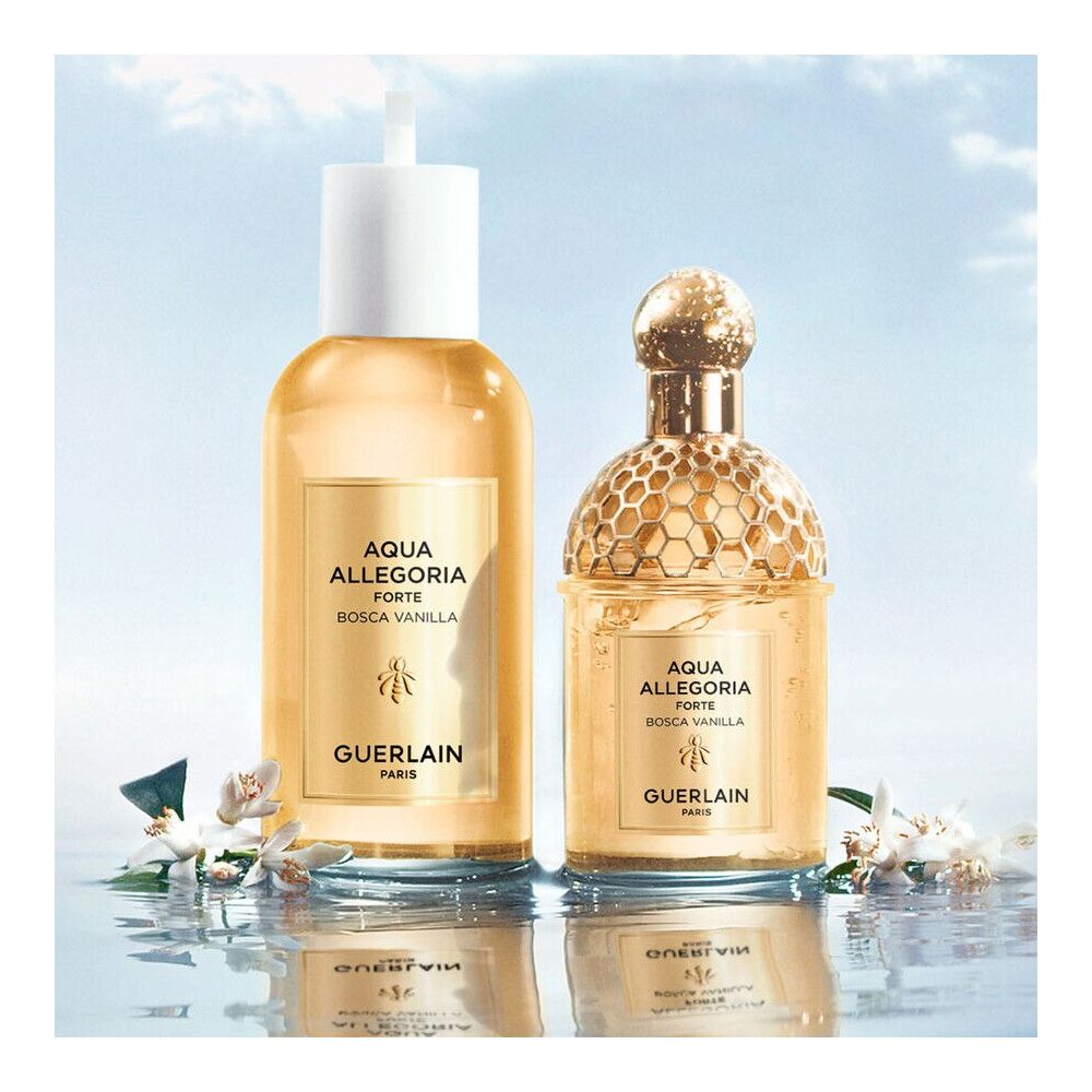 Zwei Flakons mit goldfarbener Flüssigkeit. Aufkleber mit Text: Aqua Allegoria Forte Bosca Vanilla, Biene, Guerlain Paris. Blüten.