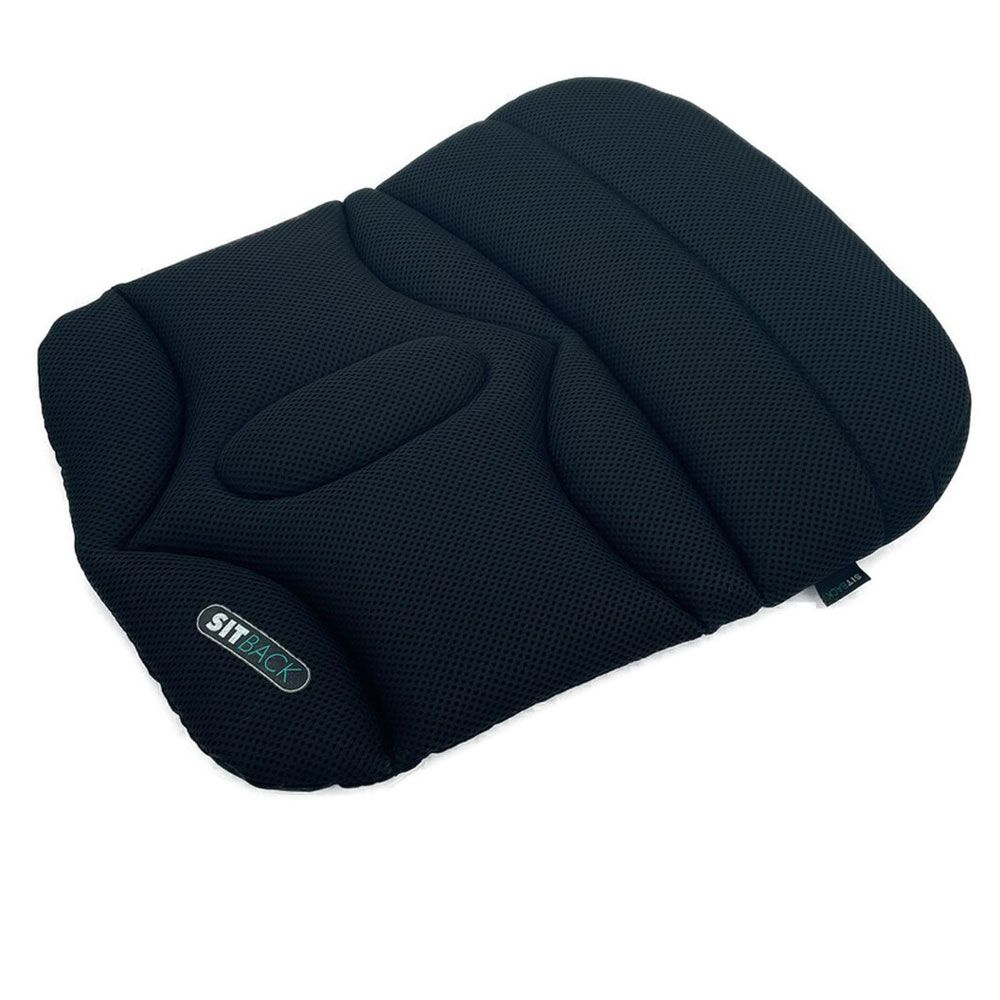 Schwarzes Keilkissen mit dem Logo "SITBACK". Gepolsterte Oberfläche mit mehreren Kammern. Rechteckige Form.