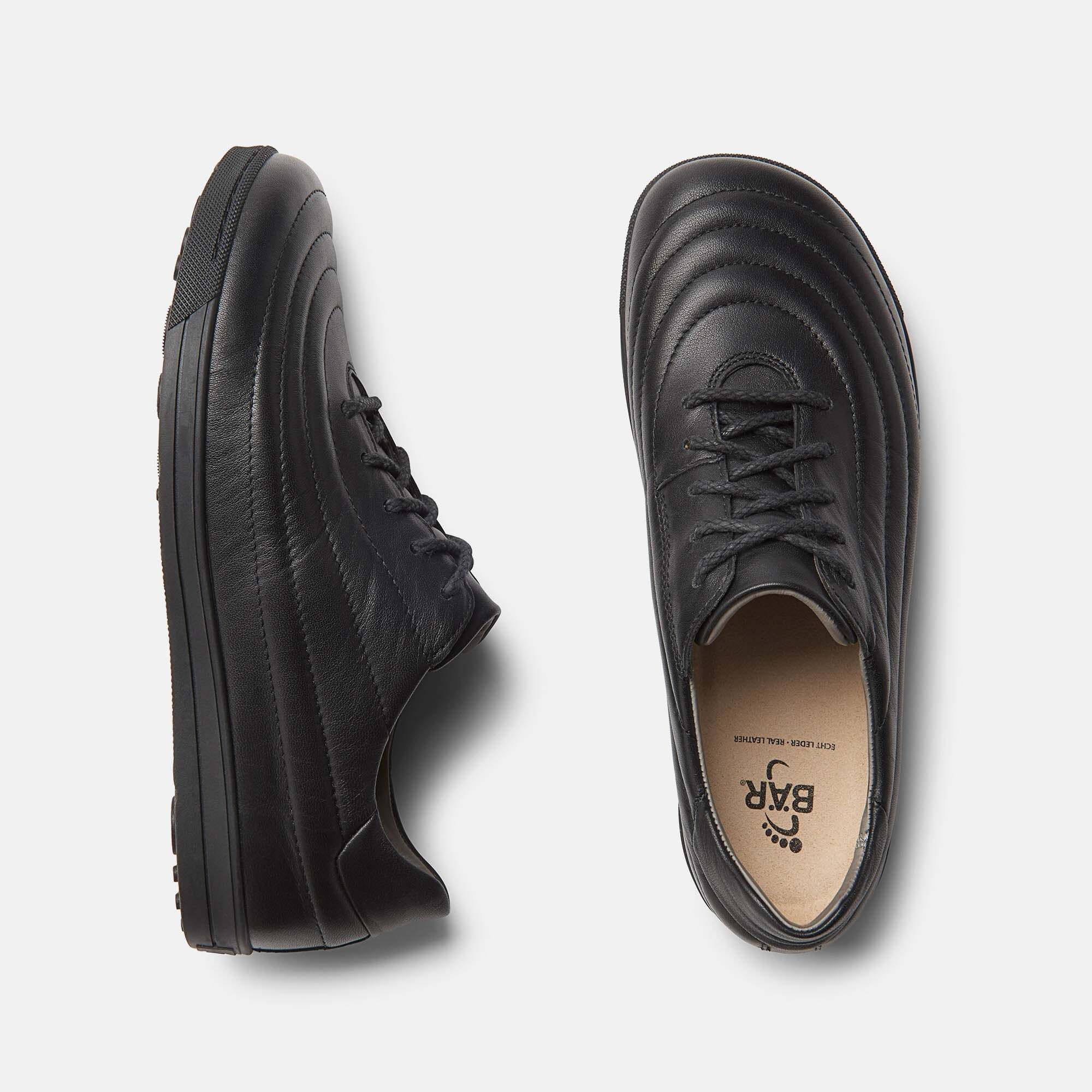 Schwarze Damen-Schnürschuhe, Ansicht von oben und Seite, breite Passform.