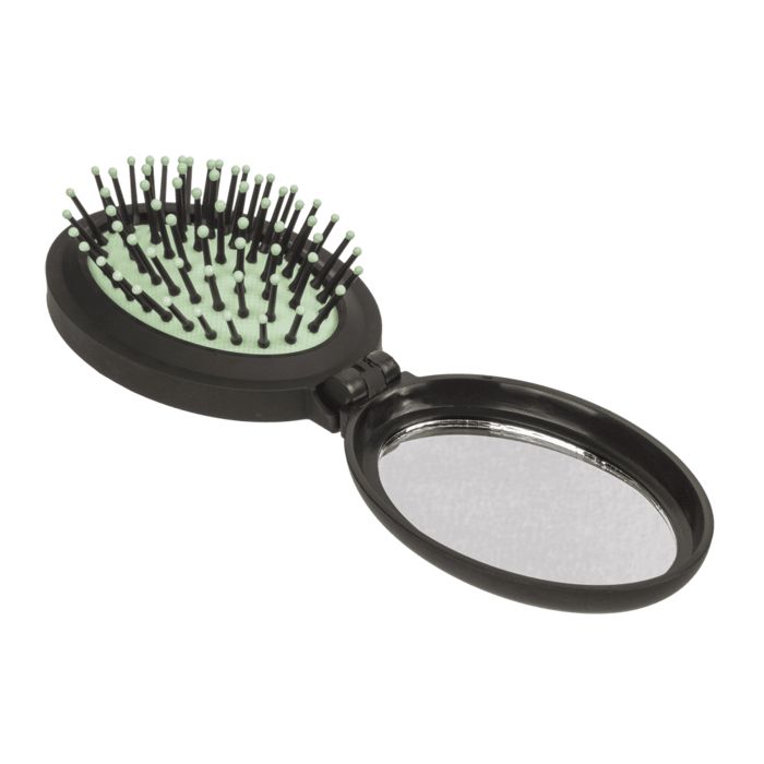 Schwarzer, ovaler Taschenspiegel mit Haarbürste. Spiegel und Bürste sind aufgeklappt. Bürste mit grünen Borsten.