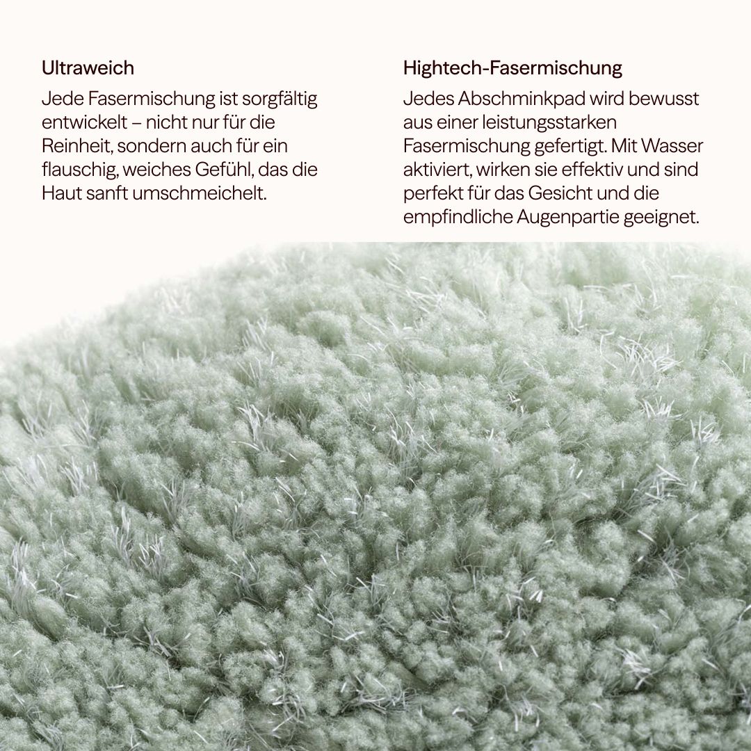 Nahaufnahme eines hellgrünen Abschminkpads mit flauschiger Textur. Text: Ultraweich, Hightech-Fasermischung.