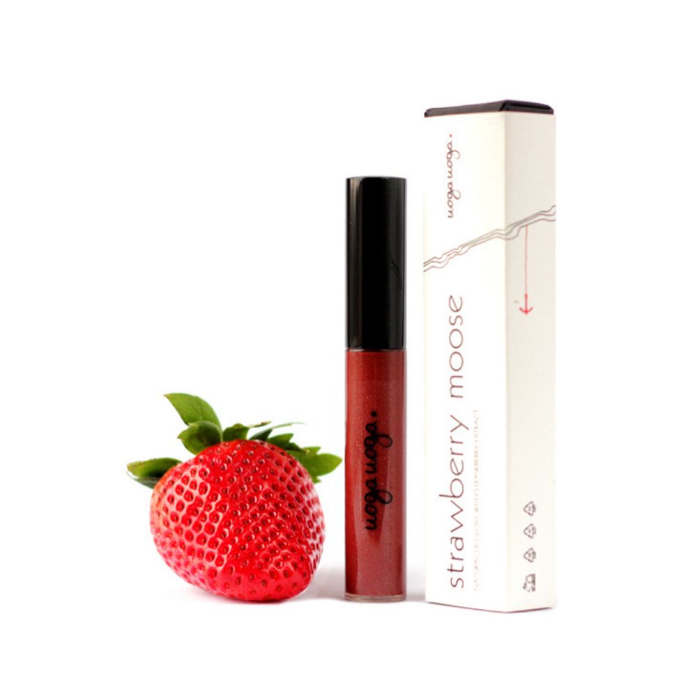 Lippgloss-Tube und Verpackung. Erdbeere daneben. Auf der Tube steht "uoga uoga". Auf der Verpackung steht "Strawberry Moose".