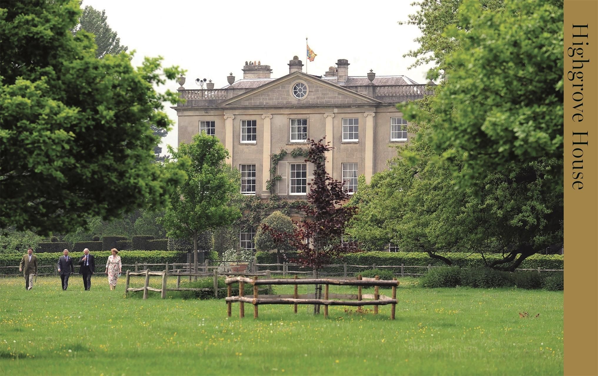 Foto von Highgrove House, umgeben von Bäumen und Rasen. Personen im Vordergrund.