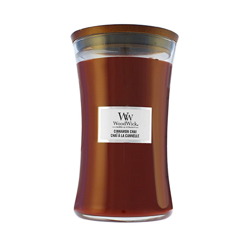 Rote Kerze mit Holzdeckel. Aufkleber "WoodWick Cinnamon Chai".