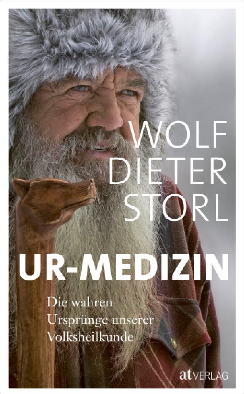Buchcover mit dem Titel "UR-MEDIZIN". Abgebildet ist ein älterer Mann mit Bart und Pelzmütze, der einen Holzstab hält. Autor: Wolf Dieter Storl.