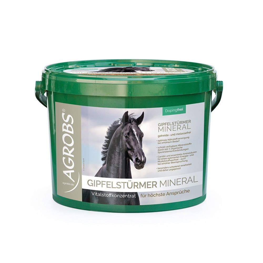 Grüner Eimer mit Produktetikett. Abgebildet ist ein schwarzes Pferd. Text: Agrobs Gipfelstürmer Mineral, Vitalstoffkonzentrat.