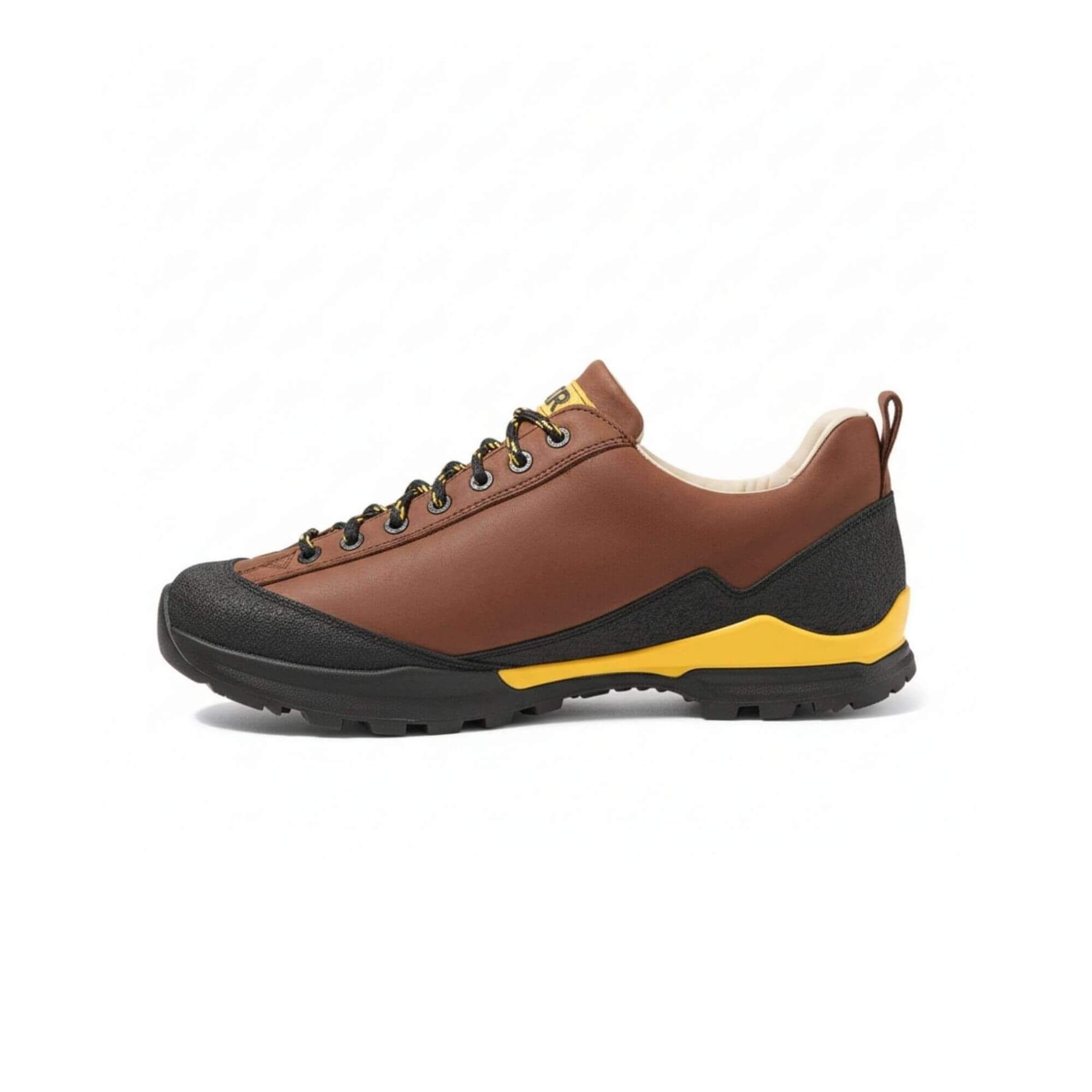 Brauner Wanderschuh mit schwarzen und gelben Akzenten. Schnürsenkel, schwarze Sohle. Marke BÄR.