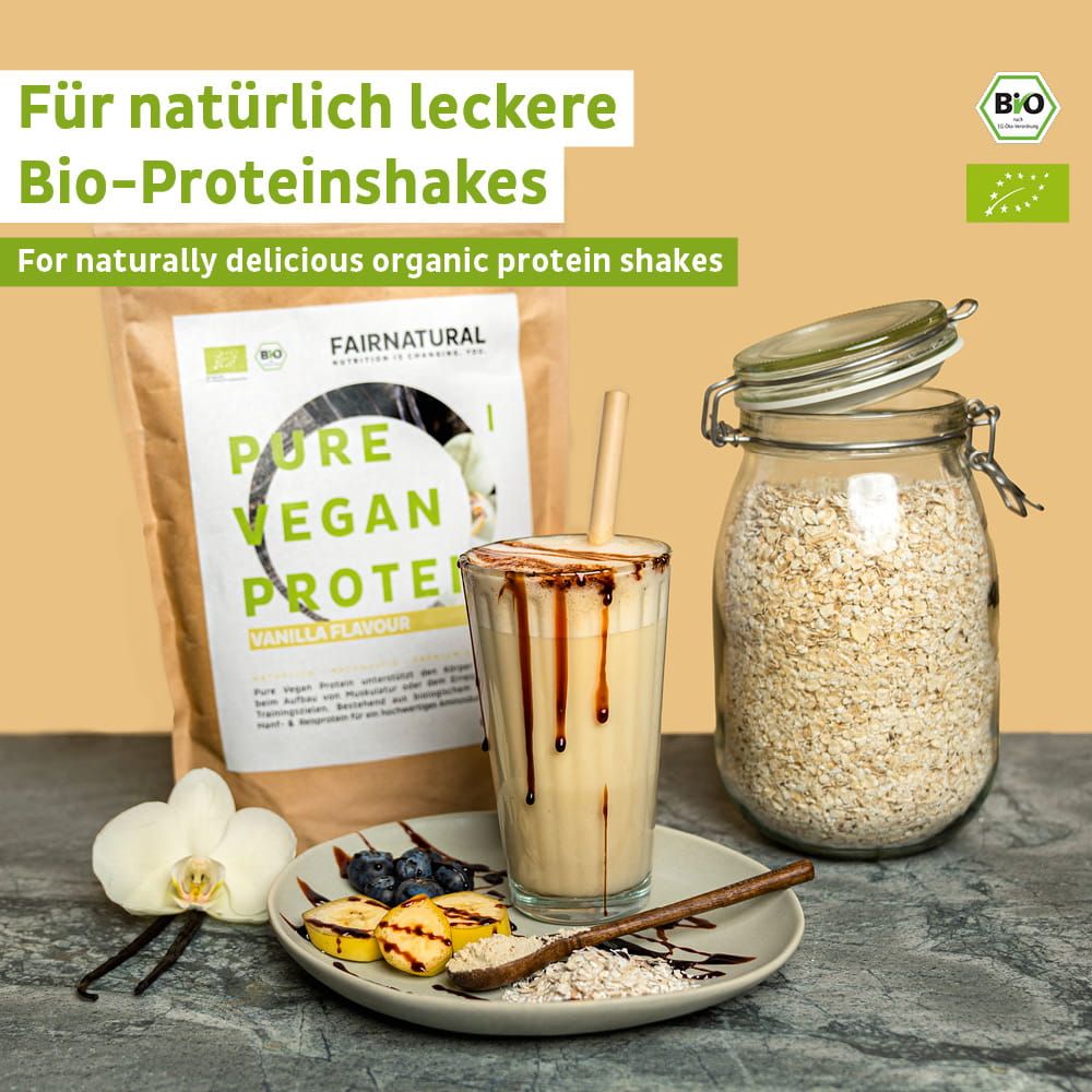 FAIRNATURAL Bio Vegan Protein Pulver Vanille mit einem fertigen Shake, Haferflocken und Früchten.