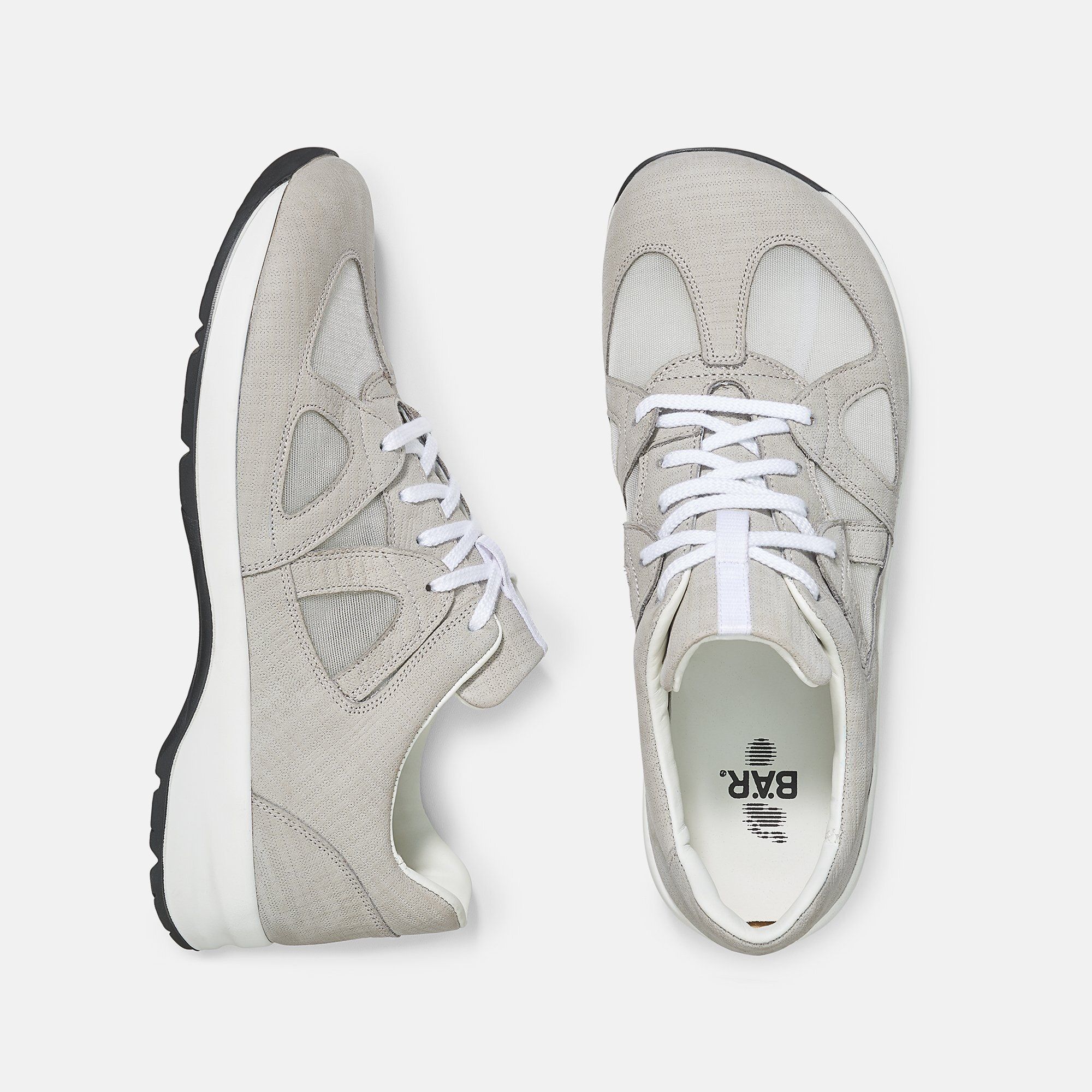 Hellgrauer BÄR Schuh Kayla Damen. Detailansicht. Weiße Schnürsenkel. Mesh-Einsätze. Schwarze Sohle, weiße Zwischensohle. BÄR Logo.