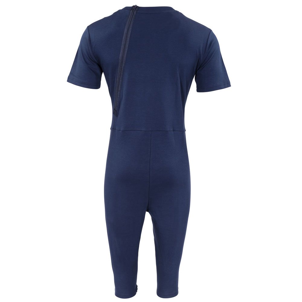 Rückansicht des blauen Overalls. Reißverschluss auf der linken Seite. Kurze Hose.