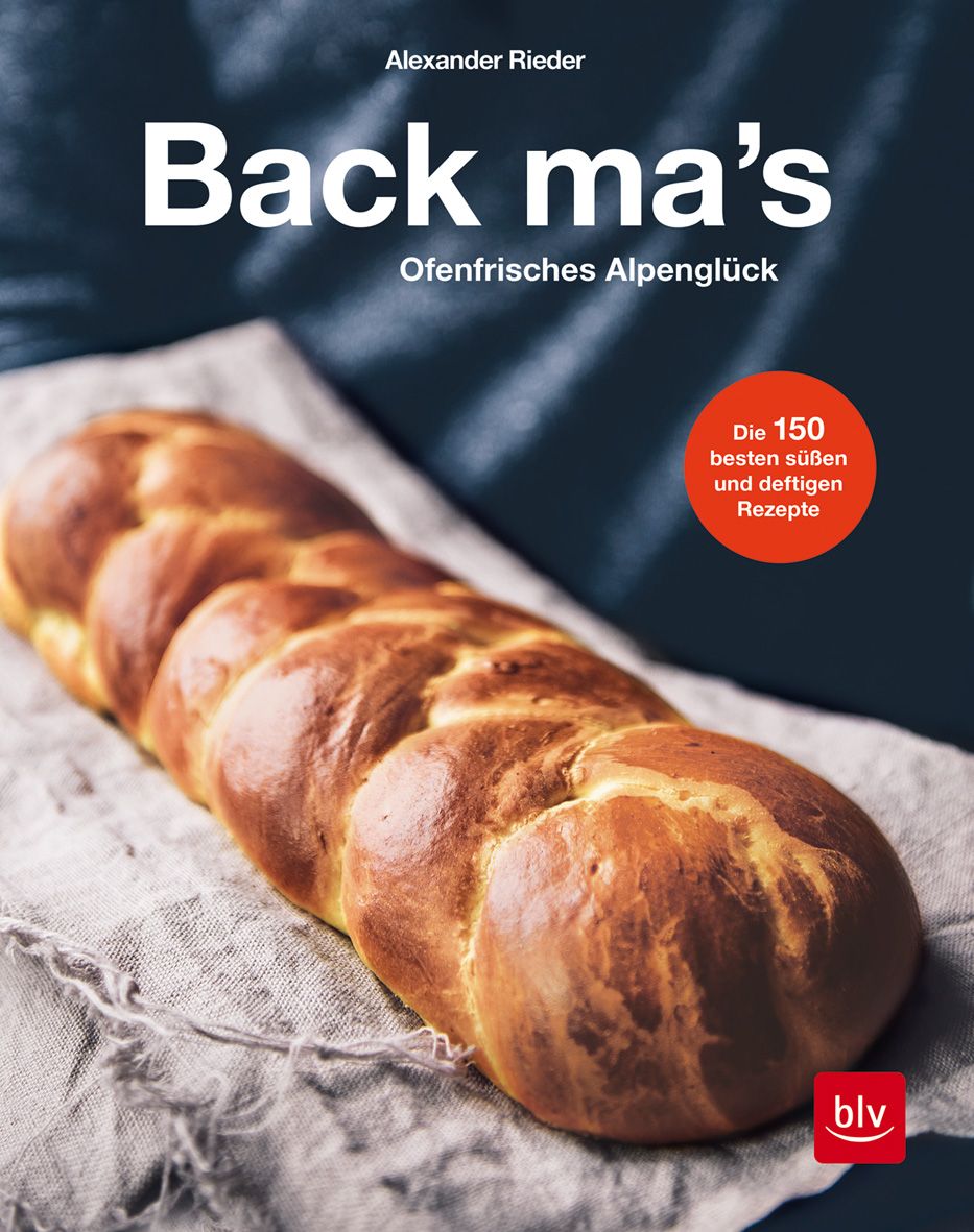 Buchcover mit dem Titel "Back ma's". Darunter ein Brot auf einem Tuch. Auf dem Cover steht "Die 150 besten süßen und deftigen Rezepte".