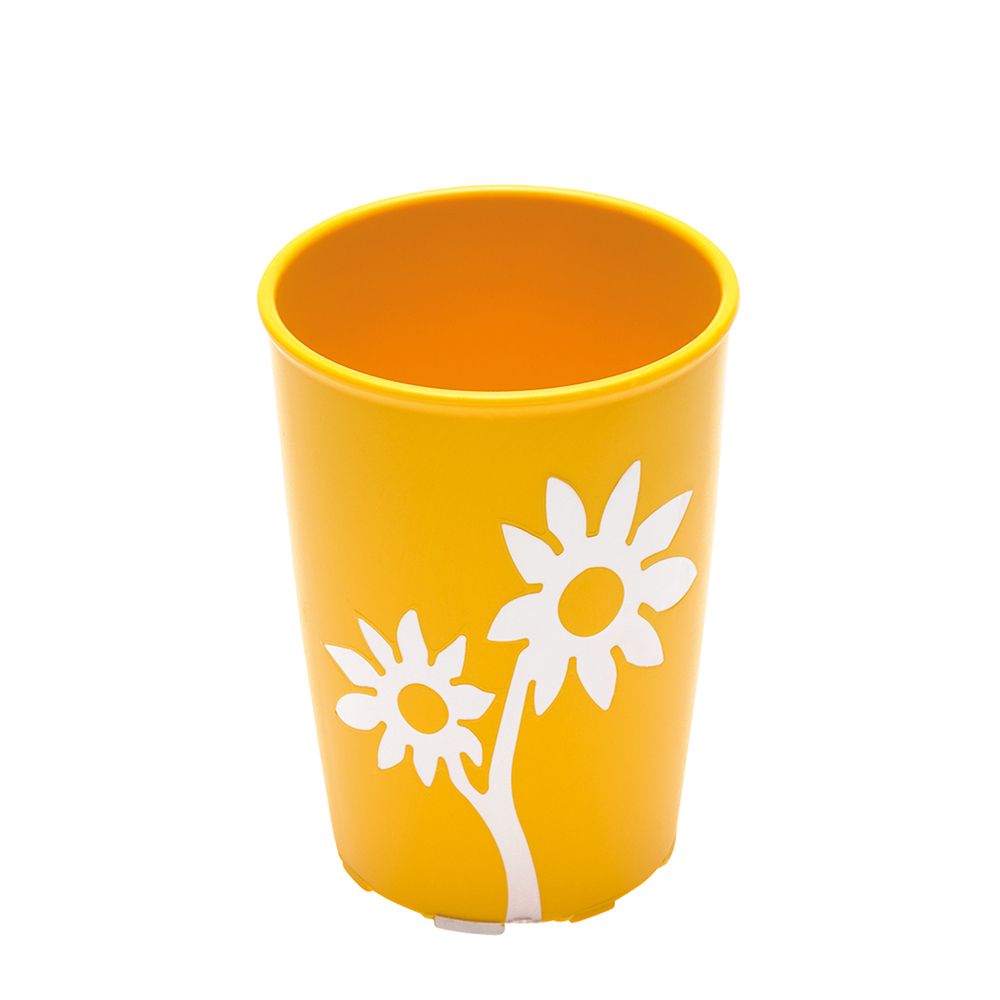 Gelber Trinkbecher mit weißen Blumenmuster. Zylindrische Form. Antirutsch-Blume-Design.