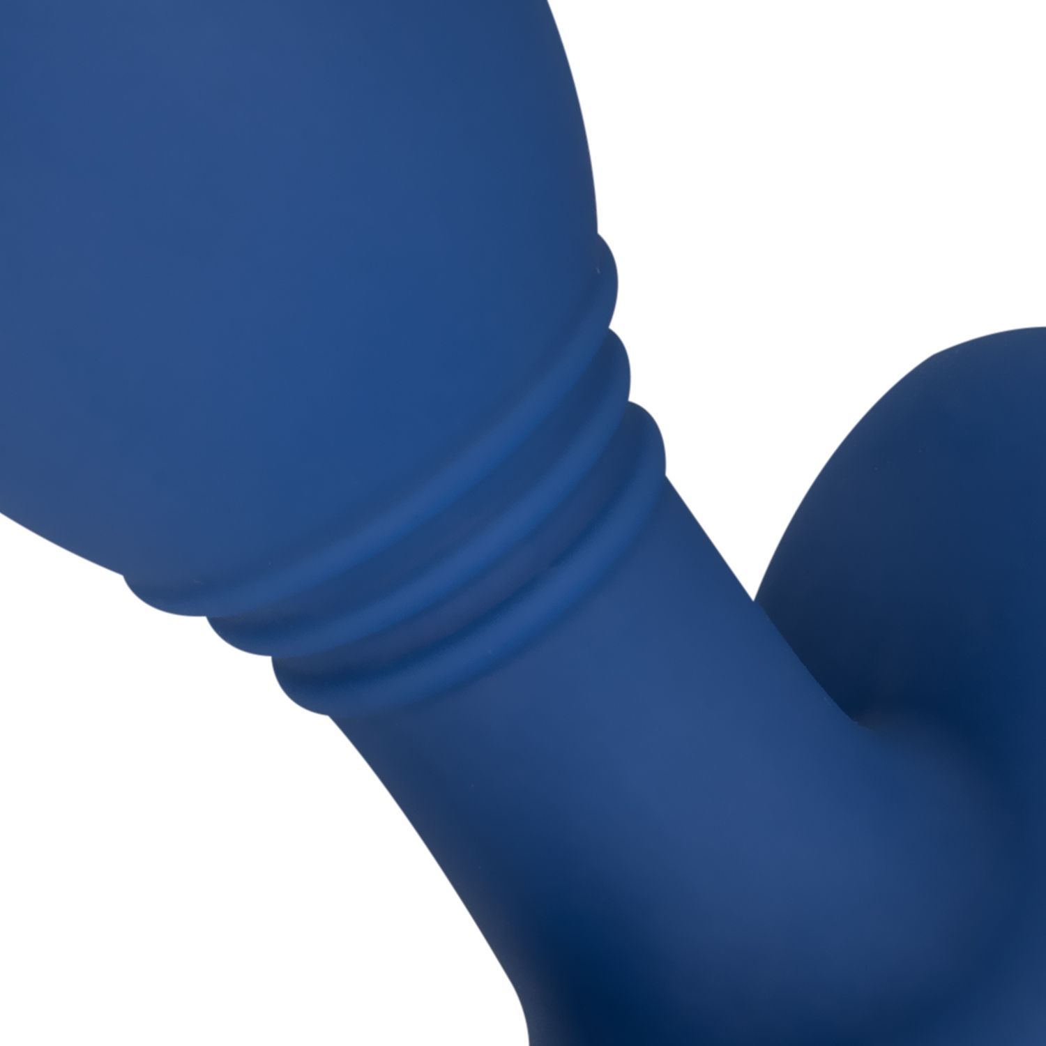 Nahaufnahme eines blauen Analplugs. Deutlich sichtbar sind die geriffelte Basis und die Verbindung zur konischen Spitze.
