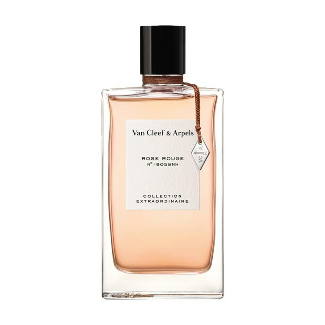 Parfümflasche mit Etikett. Aufschrift: Van Cleef & Arpels, Rose Rouge. Anhänger mit Logo. Rechteckige Form, rosa Flüssigkeit.