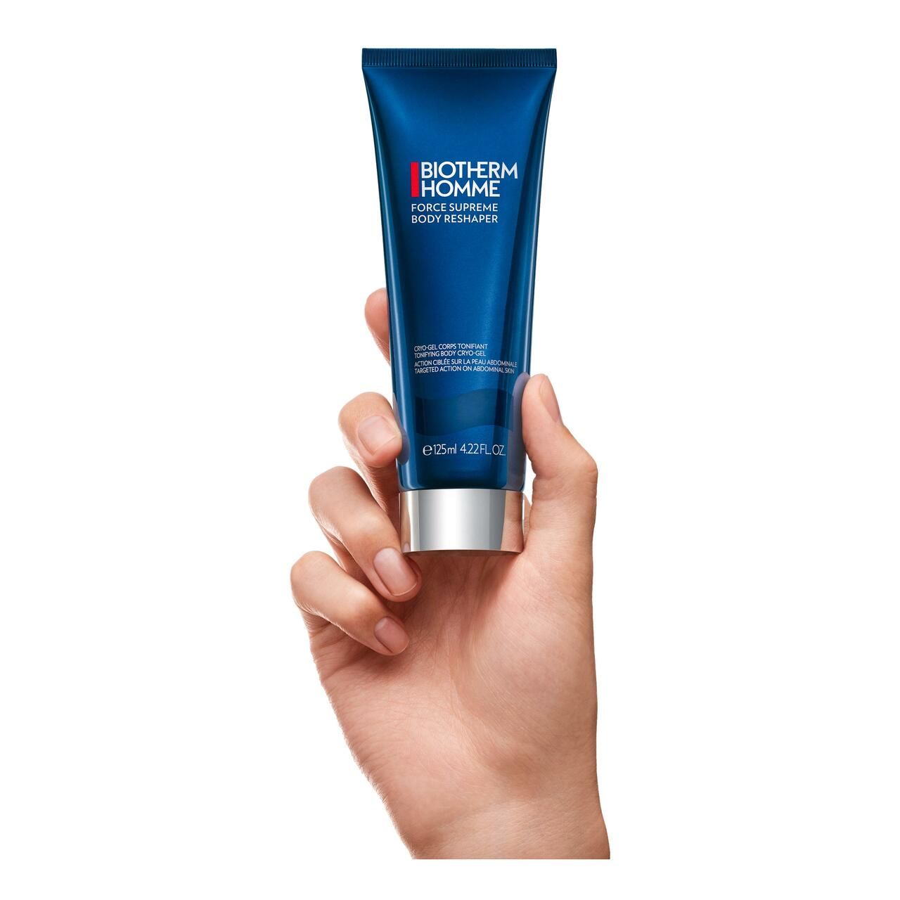 Hand hält blaue Tube. Marke: Biotherm Homme. Produkt: Force Supreme Body Reshaper.