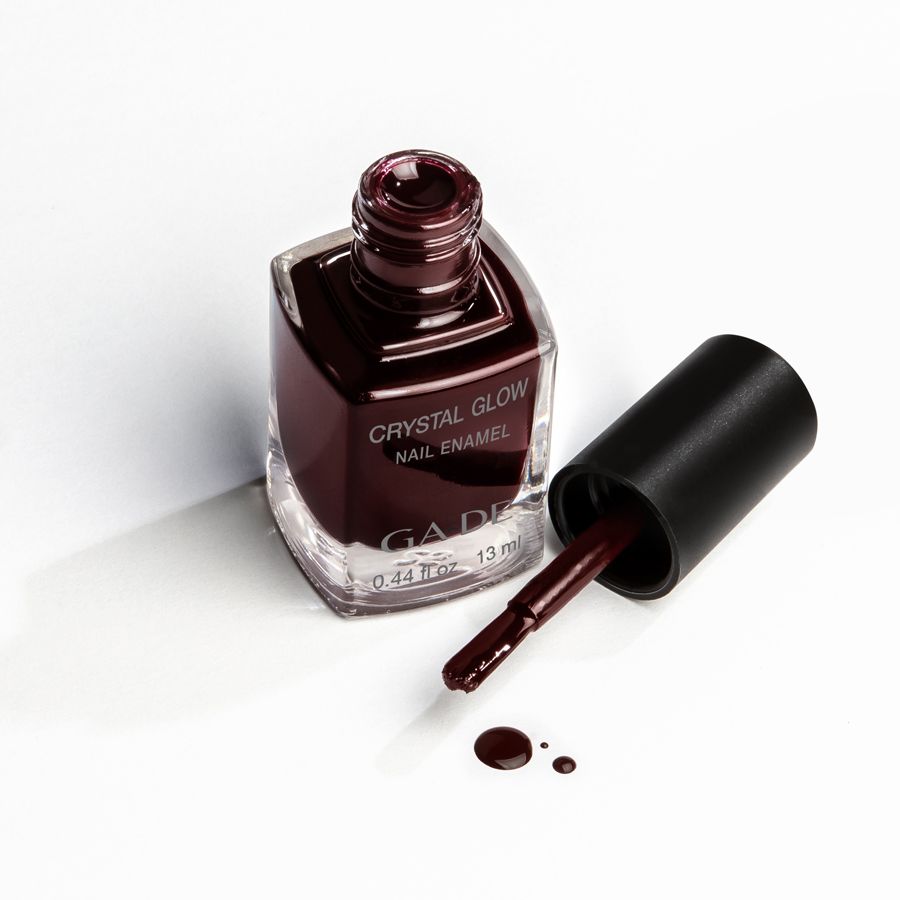 Ga-De Crystal Glow Nagellack, offene Flasche mit Pinsel. Dunkelroter Nagellack. Ga-De-Logo und Volumenangabe sichtbar.