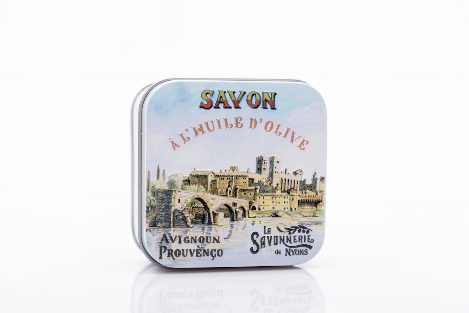 Quadratische Metallbox mit Abbildung der Brücke von Avignon. Aufschrift: Savon à l'huile d'olive. Marke: La Savonnerie de Nyons.