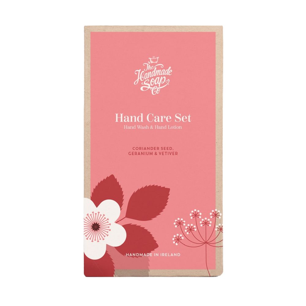 Geschenkset mit rosa Hintergrund. Aufschrift: Hand Care Set, Koriandersamen, Geranie & Vetiver. Marke: The Handmade Soap Co.