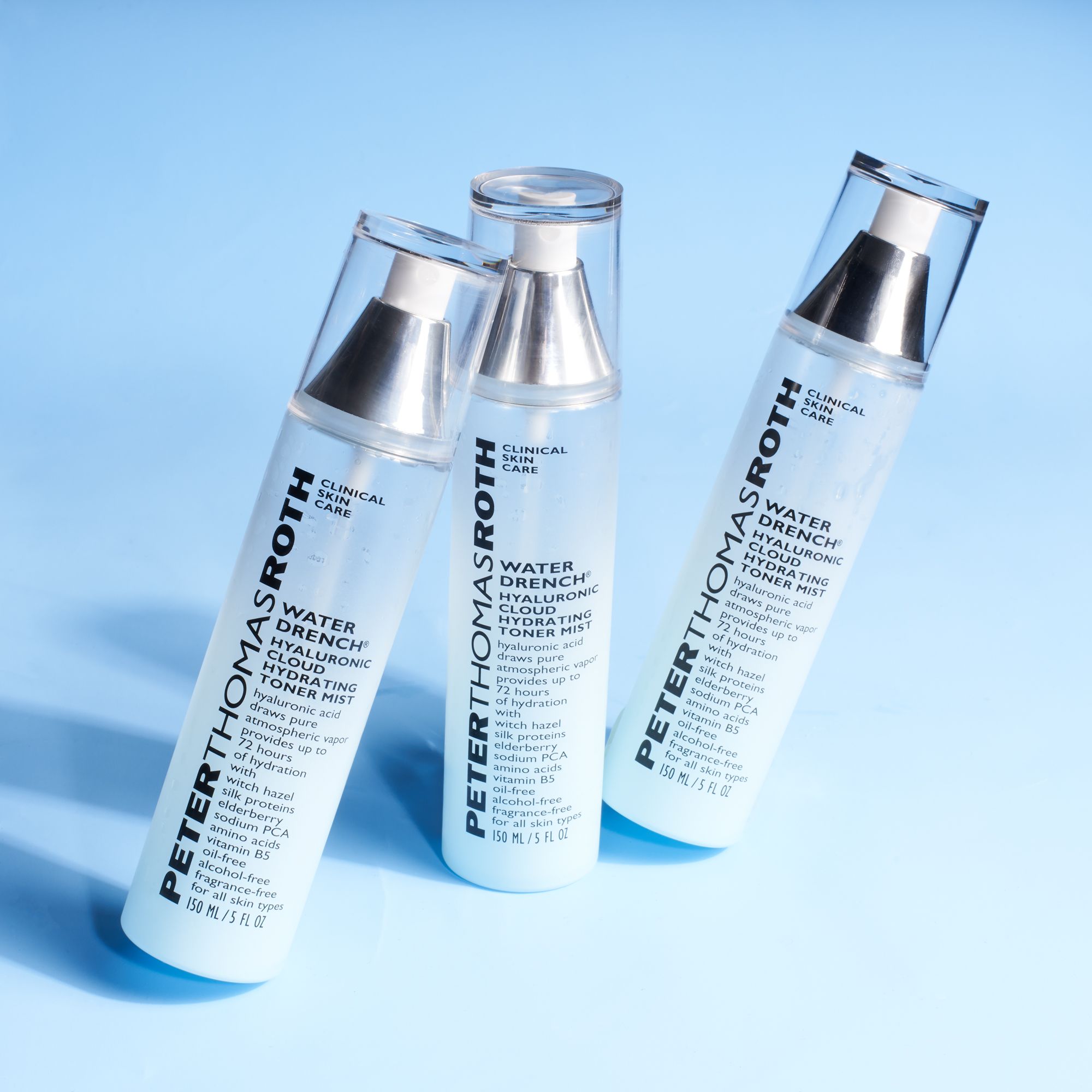 Drei Peter Thomas Roth Water Drench Hydrating Toner Mist Flaschen. Auf blauem Hintergrund.