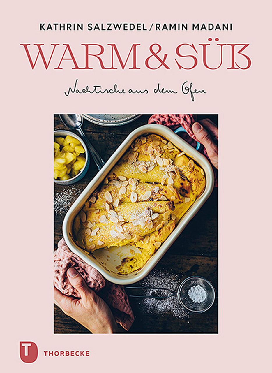 Buchcover: "Warm & süß – Nachtische aus dem Ofen". Autor: Kathrin Salzwedel/Ramin Madani. Auf dem Cover ein Auflauf in einer Backform.