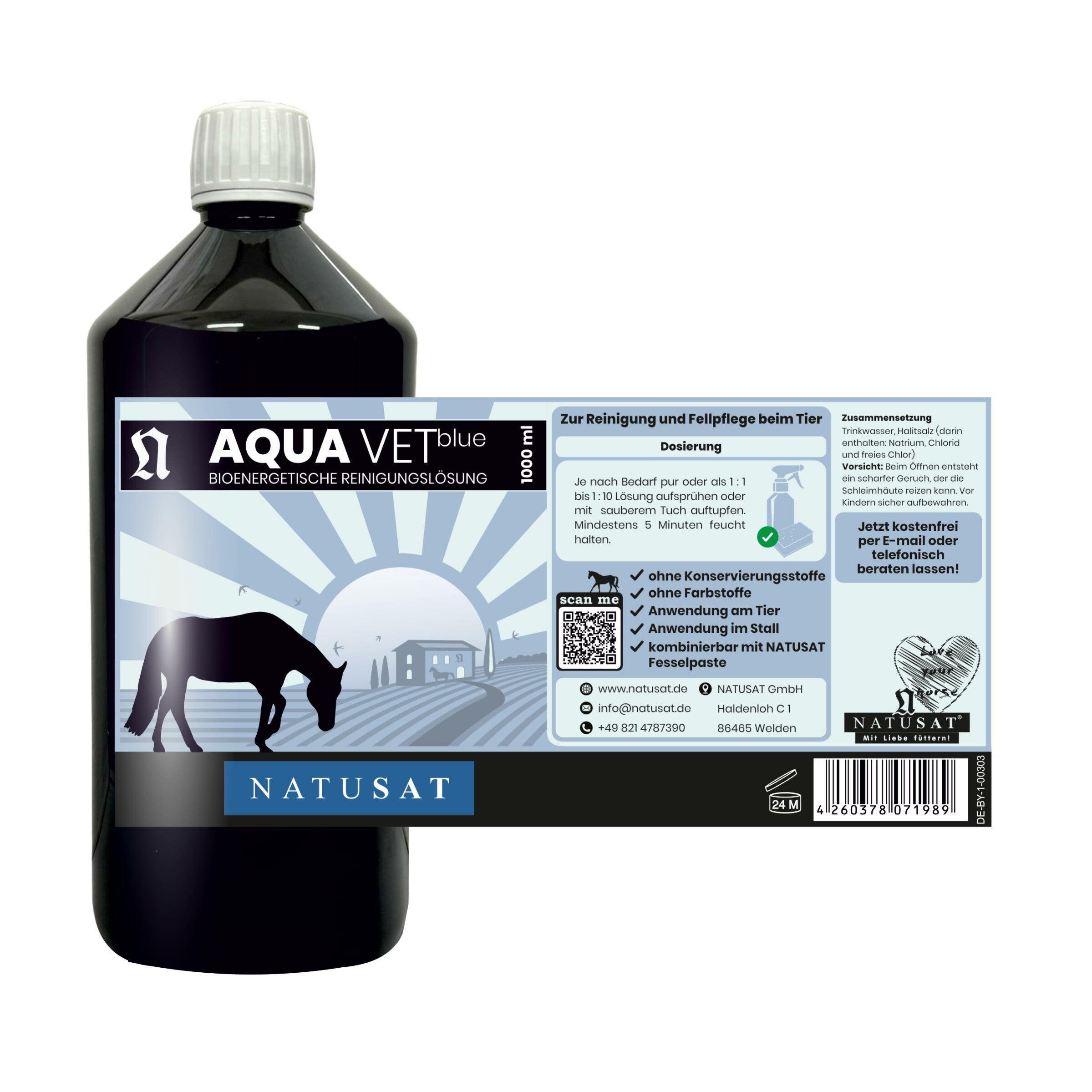 Blaue Flasche mit Etikett. Text: AQUA VET blue, NATUSAT, 1000 ml. Abbildung eines Pferdes. Aufschrift: Bioenergetische Reinigungslösung.