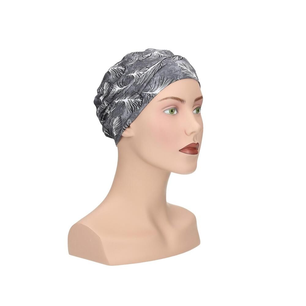 Grauer Turban mit Feder-Muster auf einer Büste. Schräge Ansicht.