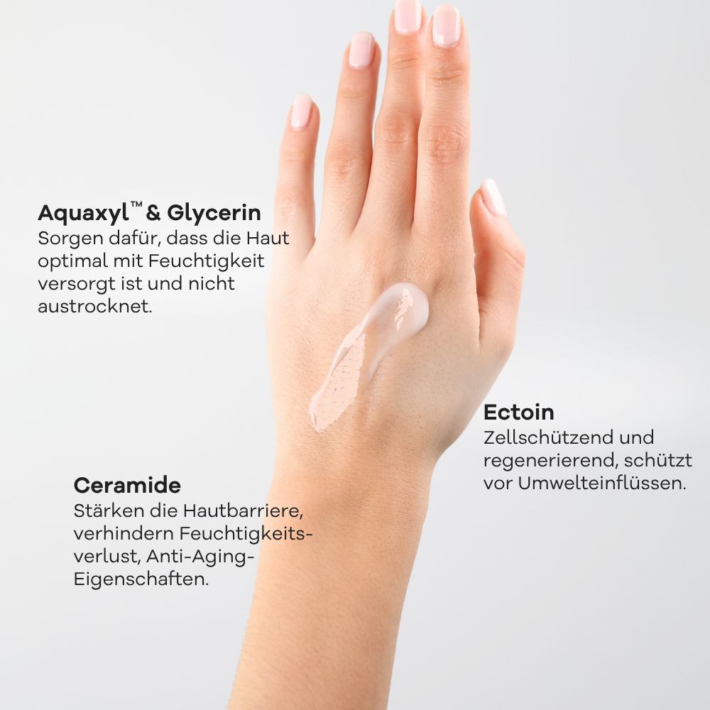 Hand mit aufgetragener Skincerely Yours Feuchtigkeitscreme. Inhaltsstoffe: Aquaxyl, Glycerin, Ceramid, Ectoin.