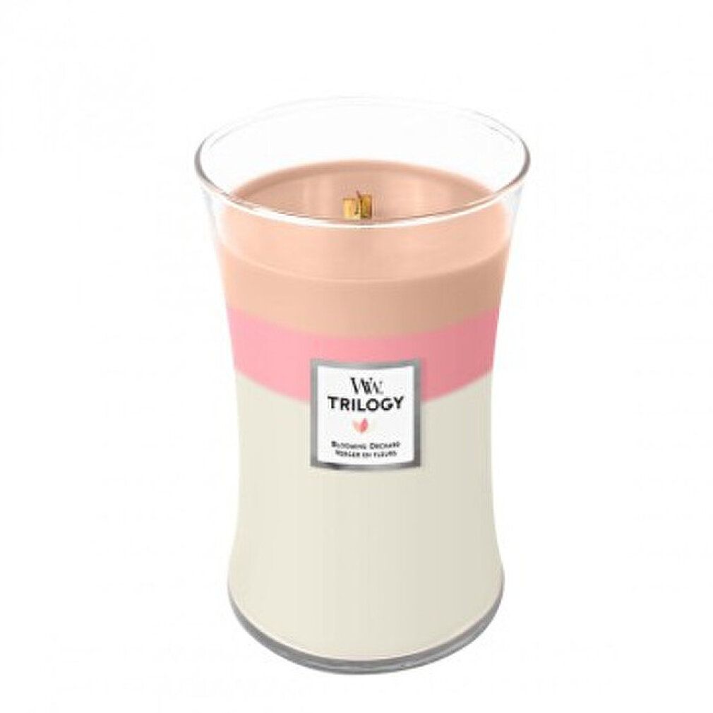 Dreischichtige Duftkerze mit Holzdocht. Farbschichten: Rosa, Weiß. Glasbehälter. Label mit Logo und Produktname.